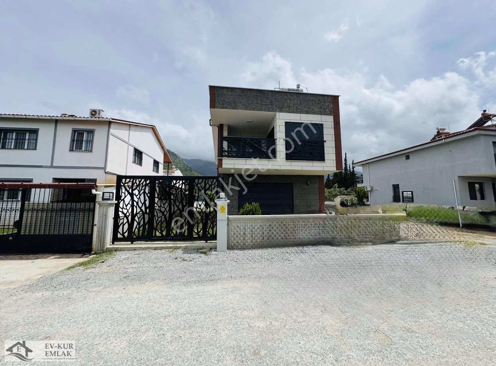 Ev-kur Emlaktan 350m2 Arsa İçinde Tam Müstakil Havuzlu 4+1 Villa