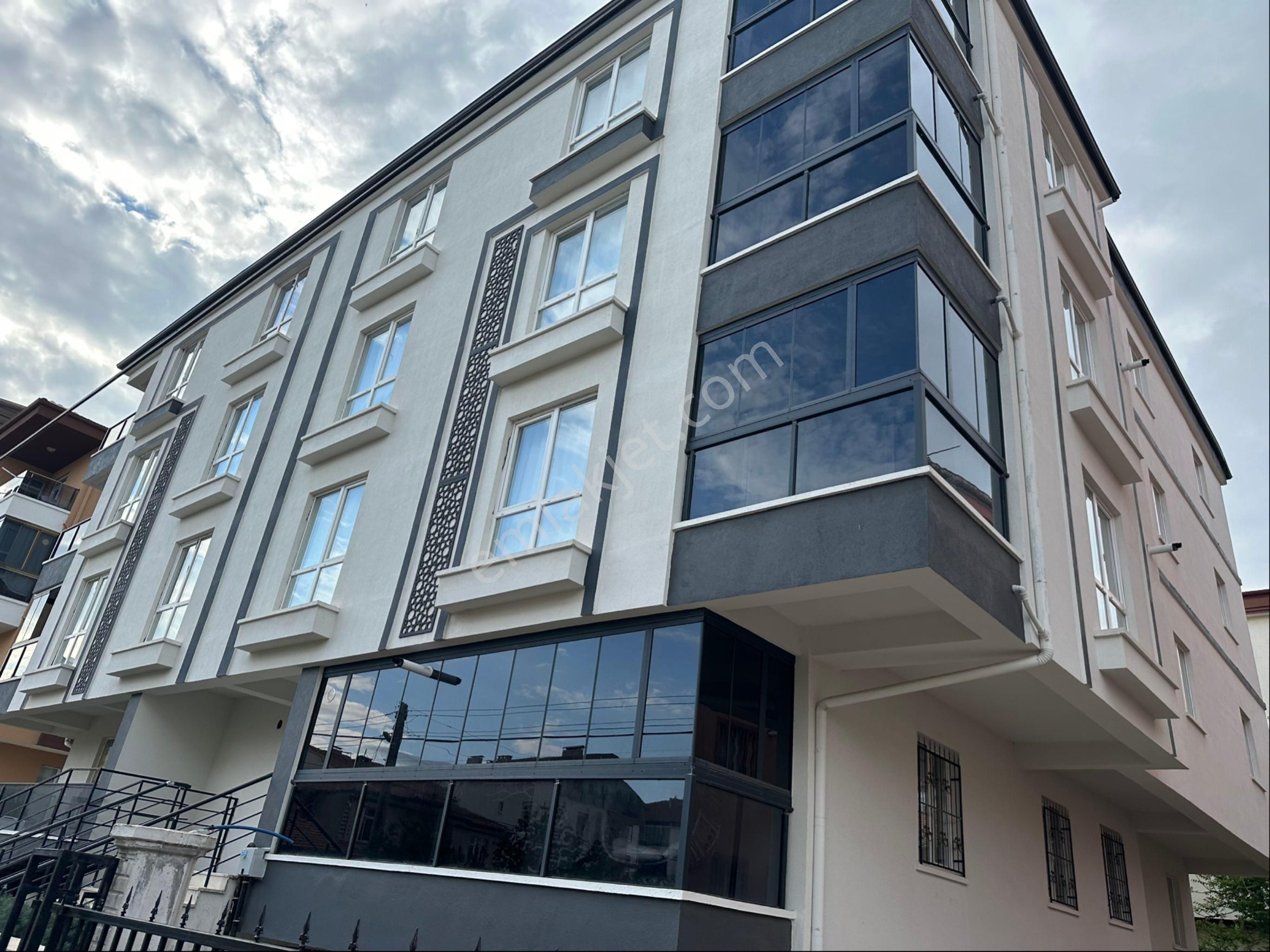 Ereğlikapı Mah.varan Bilgisayar Arkası Kar:1 3+1 Lüx Ebeveyn Banyolu Geniş Daire