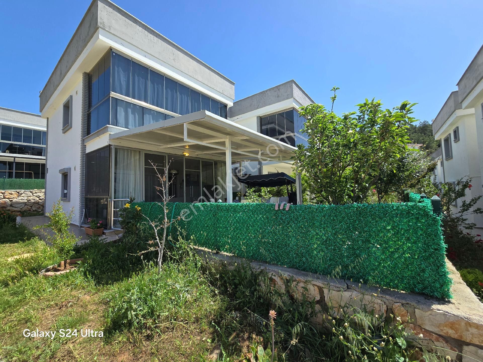 Didim Akbük'de Havuzlu Sitede Köşe Konumda Bahçe Katı Yazlık