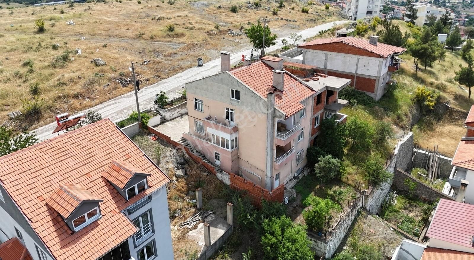Servi Mah'de Satılık Bahçeli 3 Katlı Müstakil Ev