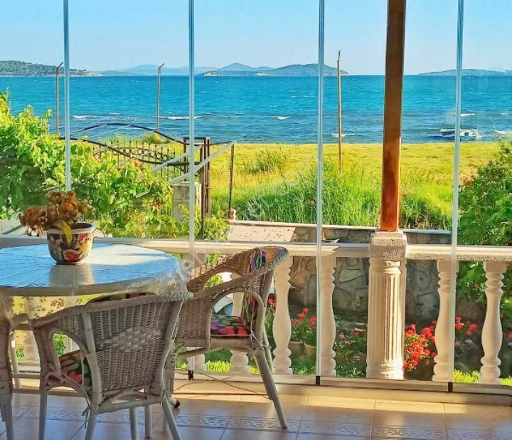 Urlada Eşyalı Denize Sıfır Sezonluk 4 Ay Kiralık Villa