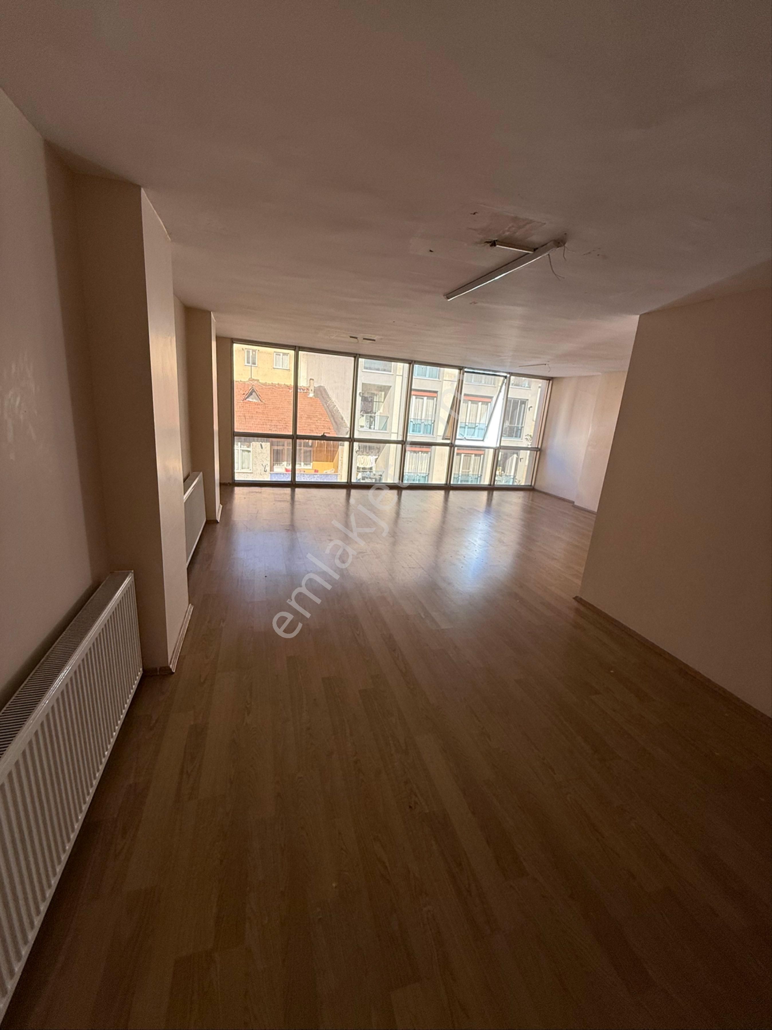 Çekmeköy’de Merkezi Konumda Prestijli Plaza Ofis Katı Kiralık!