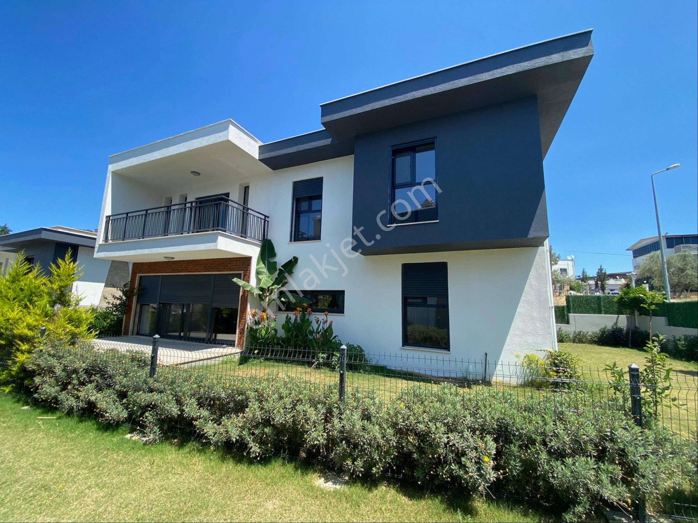 Kuşadası’da Merkezi Konumda Tek Müstakil Geniş Bahçeli Lüks Villa
