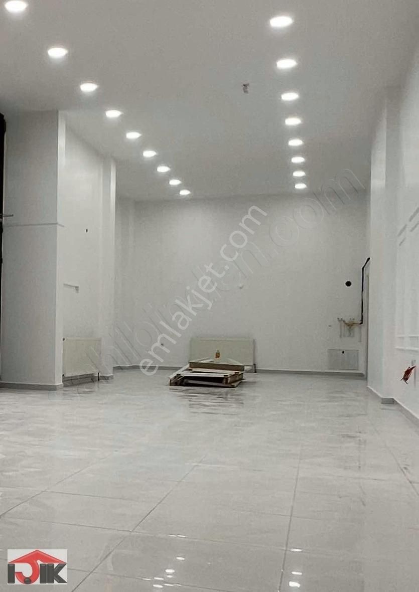 Deniz İstanbul Yolunda, Migros Yanında, Yaya Araç Trafiği Mevcut