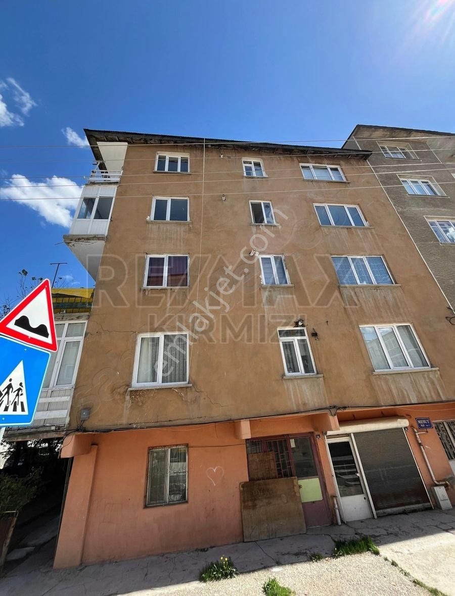 Re/max Kırmızı'dan Erzurum Köşk Mah.'de Eşyalı Kiralık 3+1 Daire