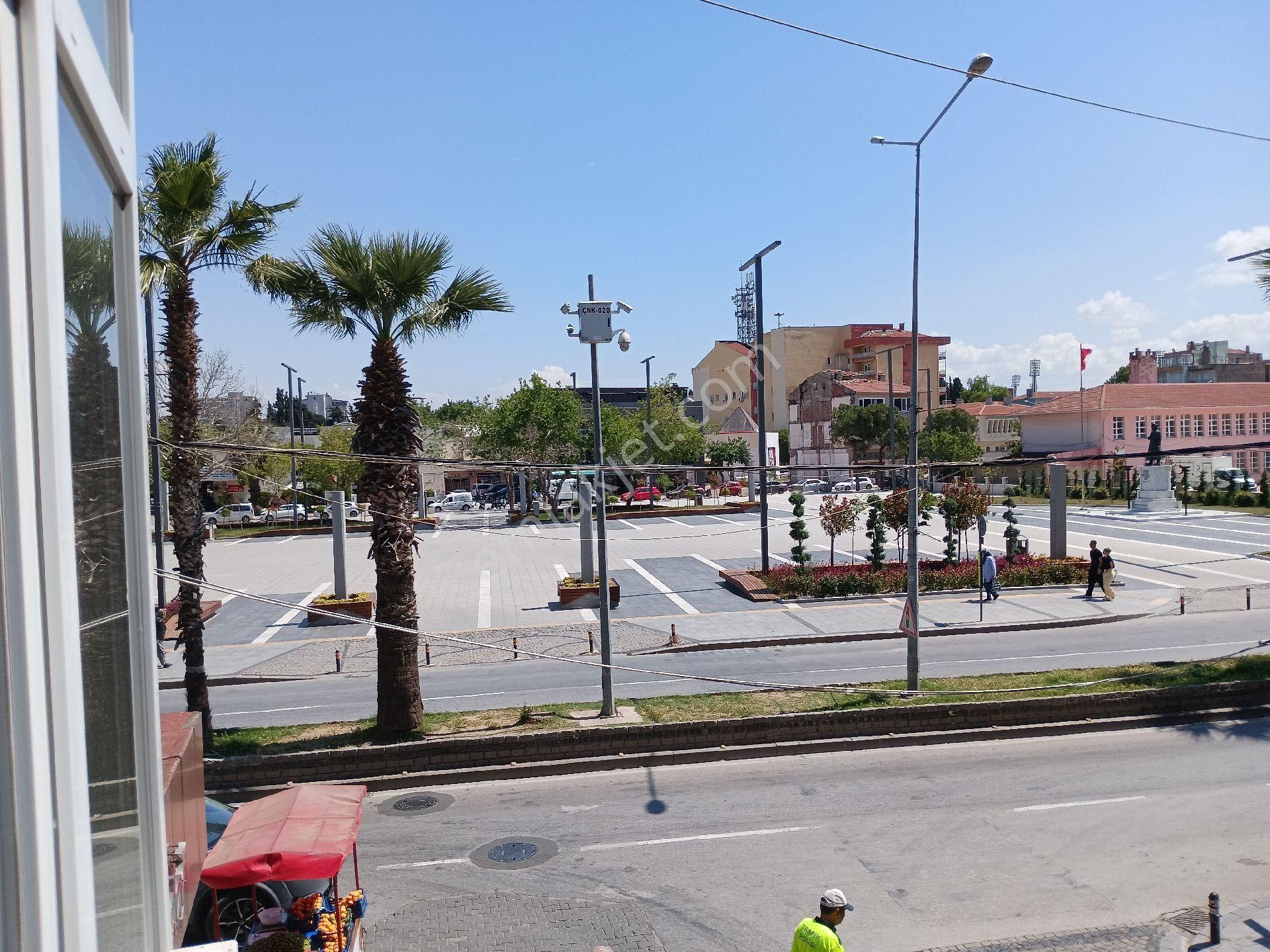 Cumhuriyet Meydanı Karşısı, Değirmenlik Sokak Girişinde 2 + 1