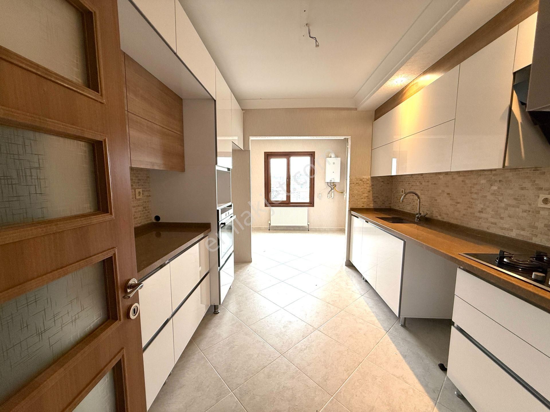 Pursaklar Mehmet Zengin Emlak'tan Otoparklı Site 11. Kat 4+1 Ultra Lüks Güney Ceph