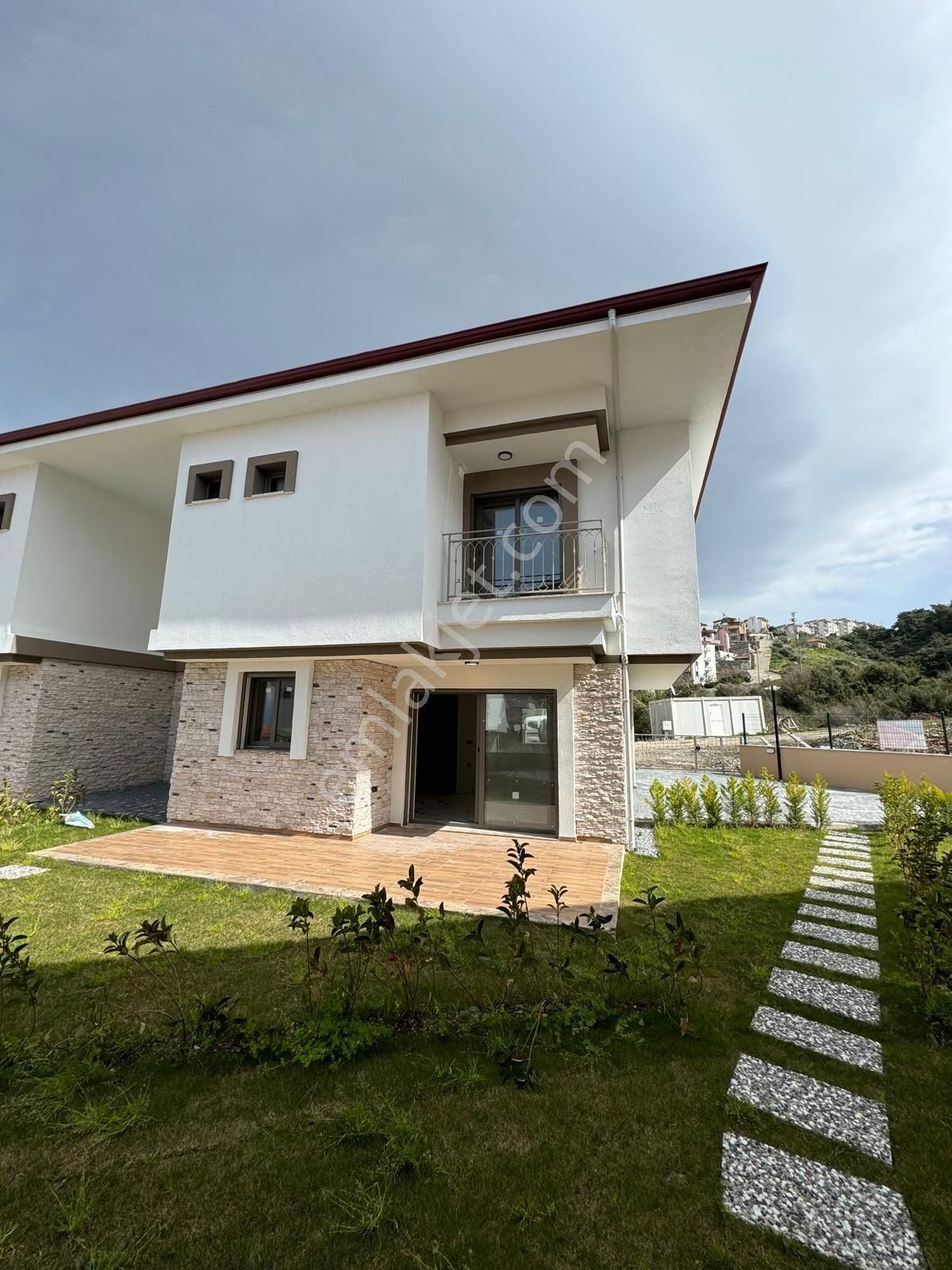 Kuşadası Güzelçamlı Bölgesinde Havuzlu Siite İçerisinde 3+1 Vilka
