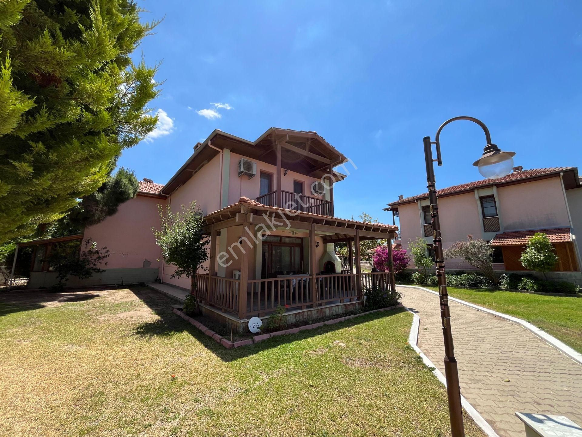 Asil'den Ürkmez'de Site İçinde Plajı Olan Güvenlikli Lüks Villa