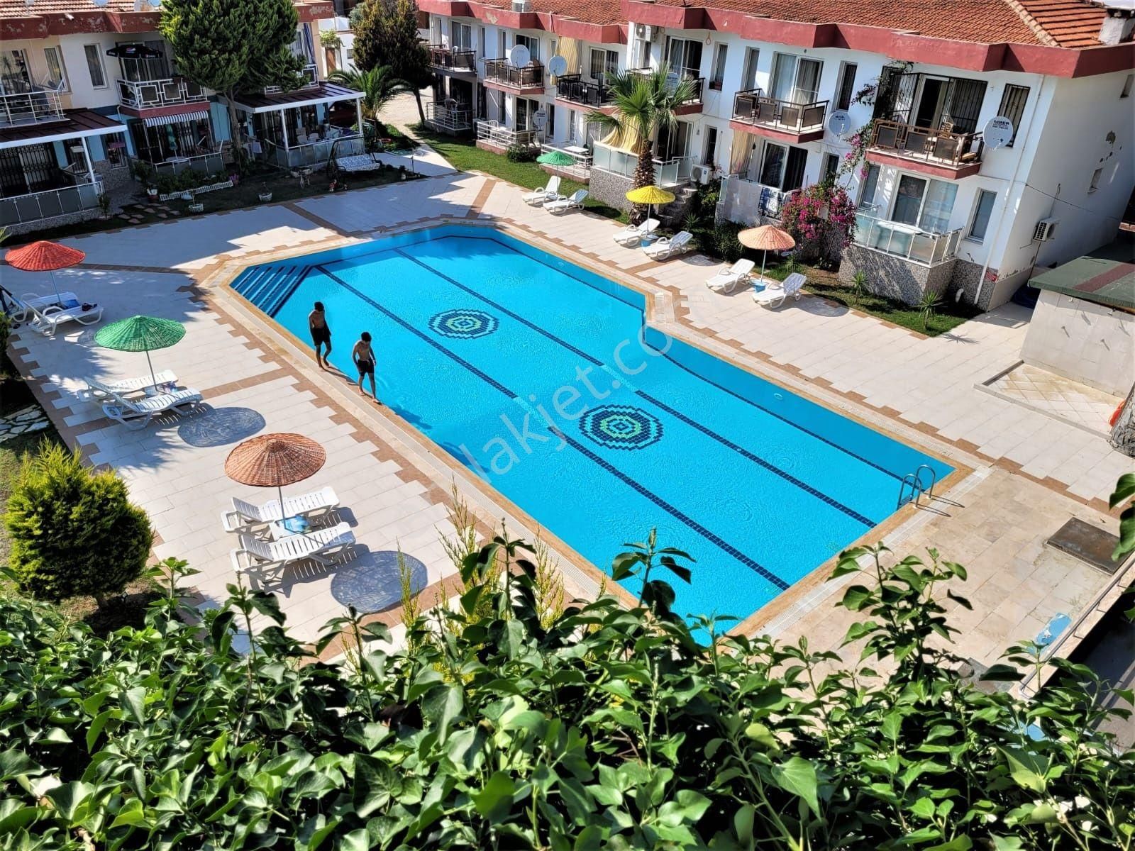 Kuşadası Kuştur Bölgesi Emsalinin Altında Havuzlu Sitede