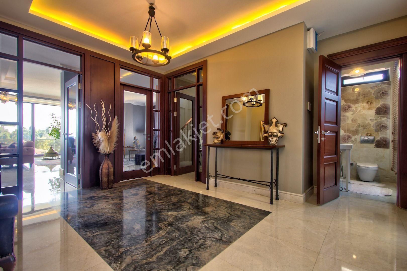 Emirgan’da Boğaz Manzaralı, Asansörlü, Havuzlu, Özel Tasarım Lüks Villa - Görsel 10