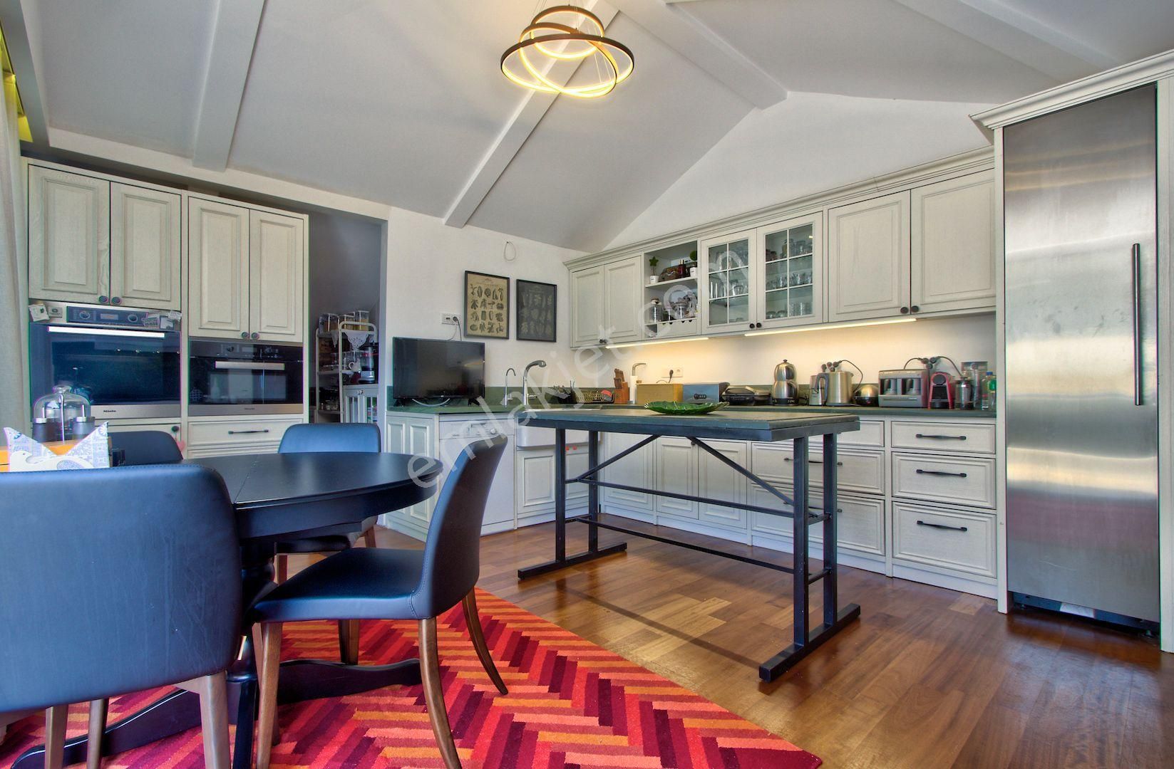 Emirgan’da Boğaz Manzaralı, Asansörlü, Havuzlu, Özel Tasarım Lüks Villa - Görsel 14