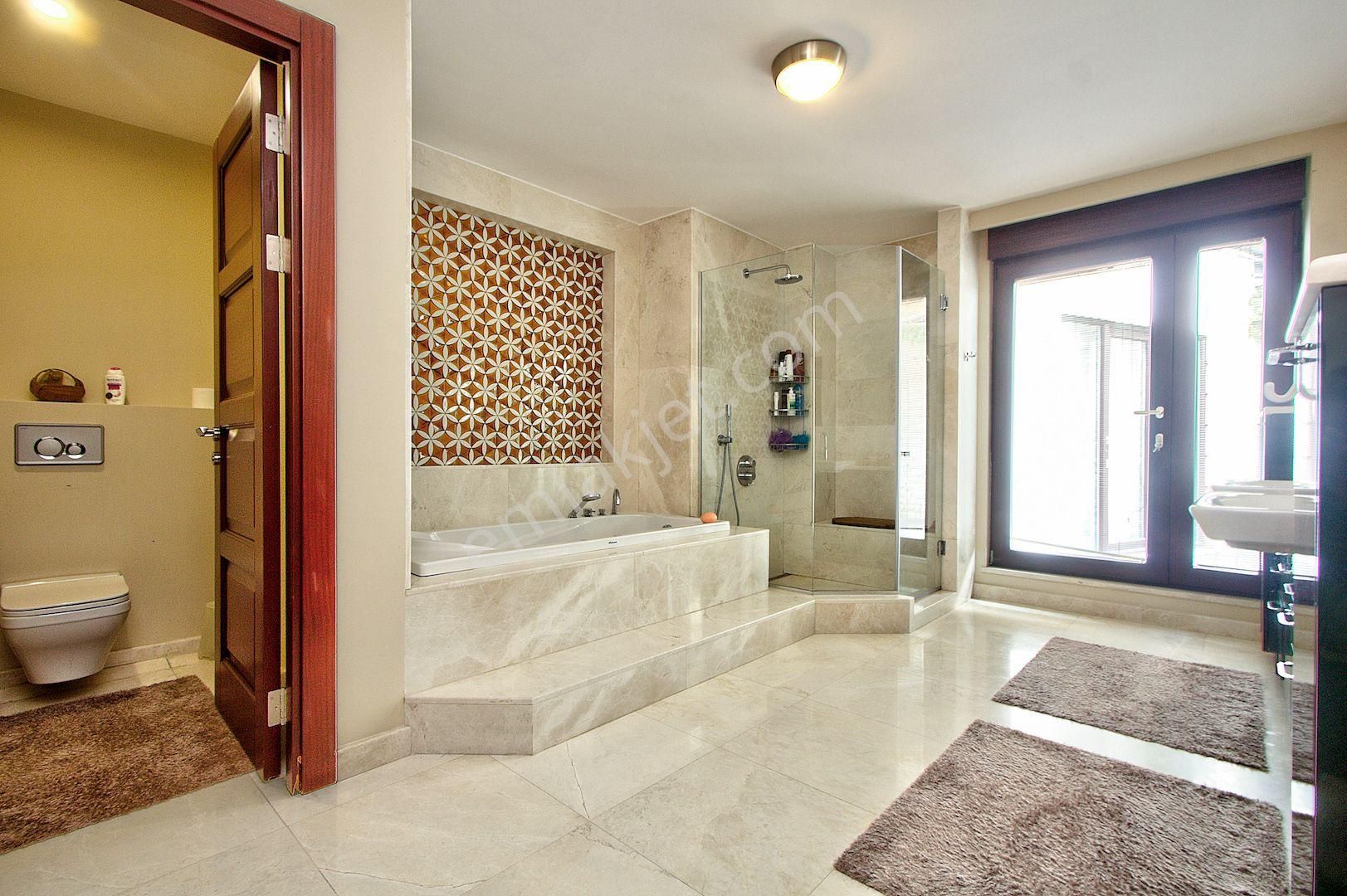 Emirgan’da Boğaz Manzaralı, Asansörlü, Havuzlu, Özel Tasarım Lüks Villa - Görsel 22