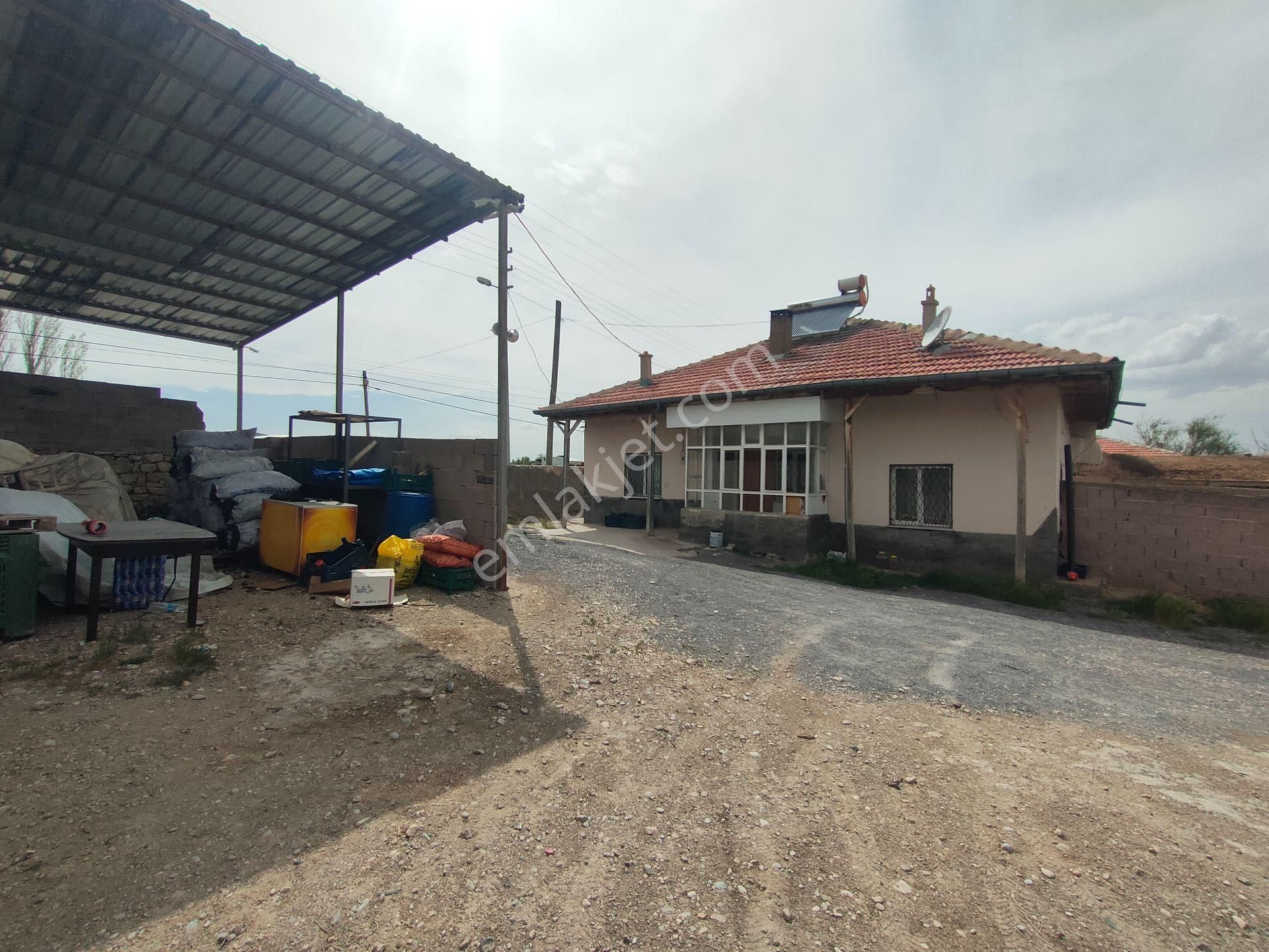 Cazip'ten Baraj Yolu Üzerinde Ahırlı 4+1+çift Banyolu Ev