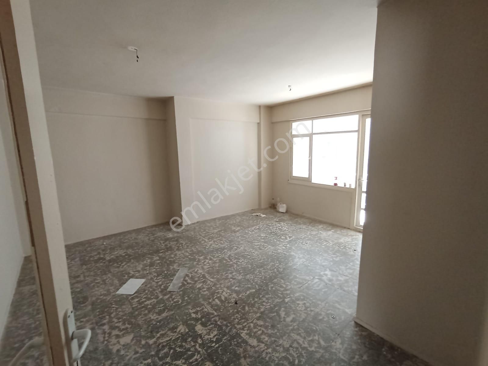 Karabağlar Yeşilyurt Merkezde 3+1 125 M2 Sobalı Kiralık Ev
