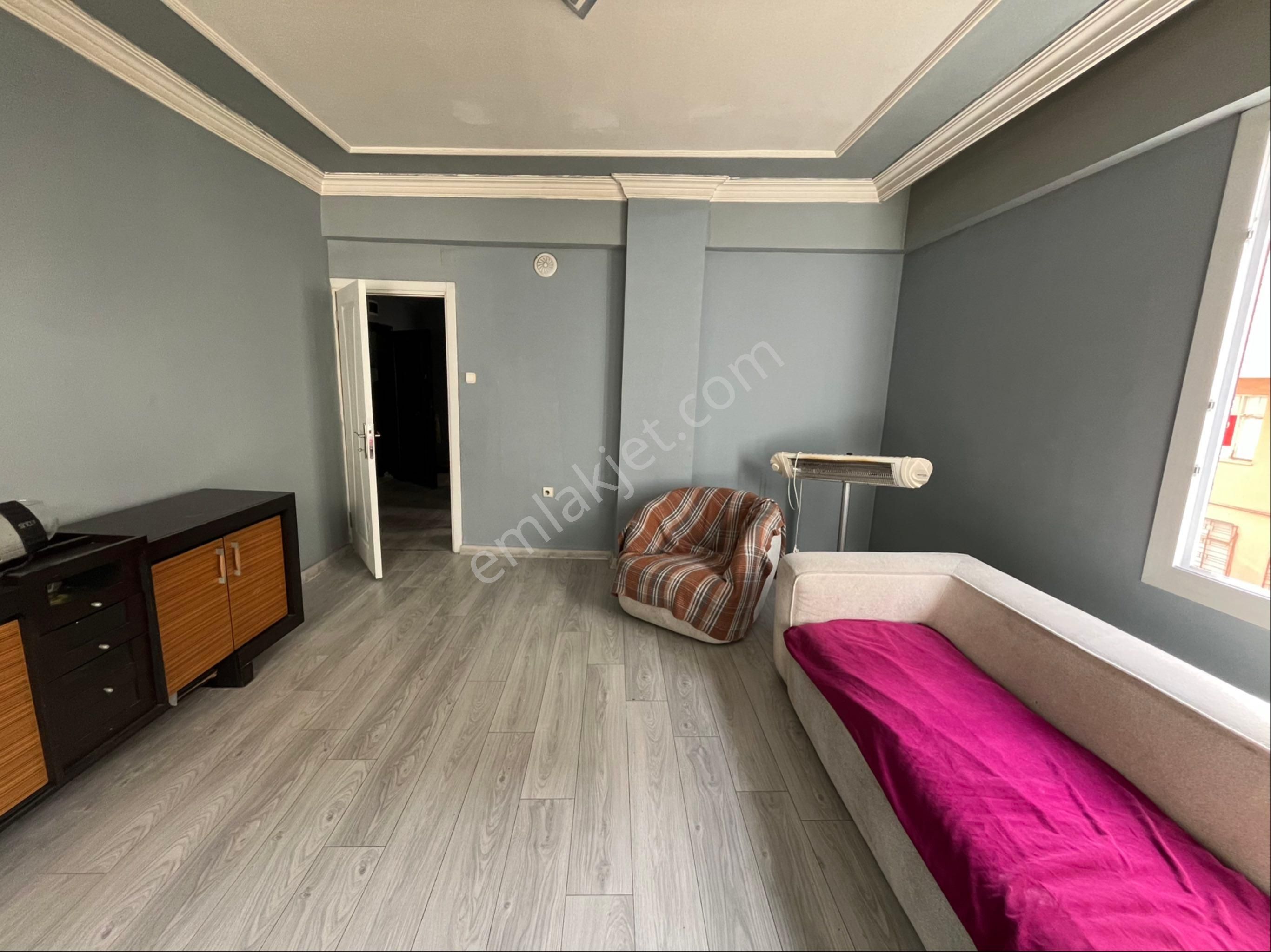 Ergünden Cumhuriyette İçerisi Yapılı Satılık 1 Kat 2+1 Daire