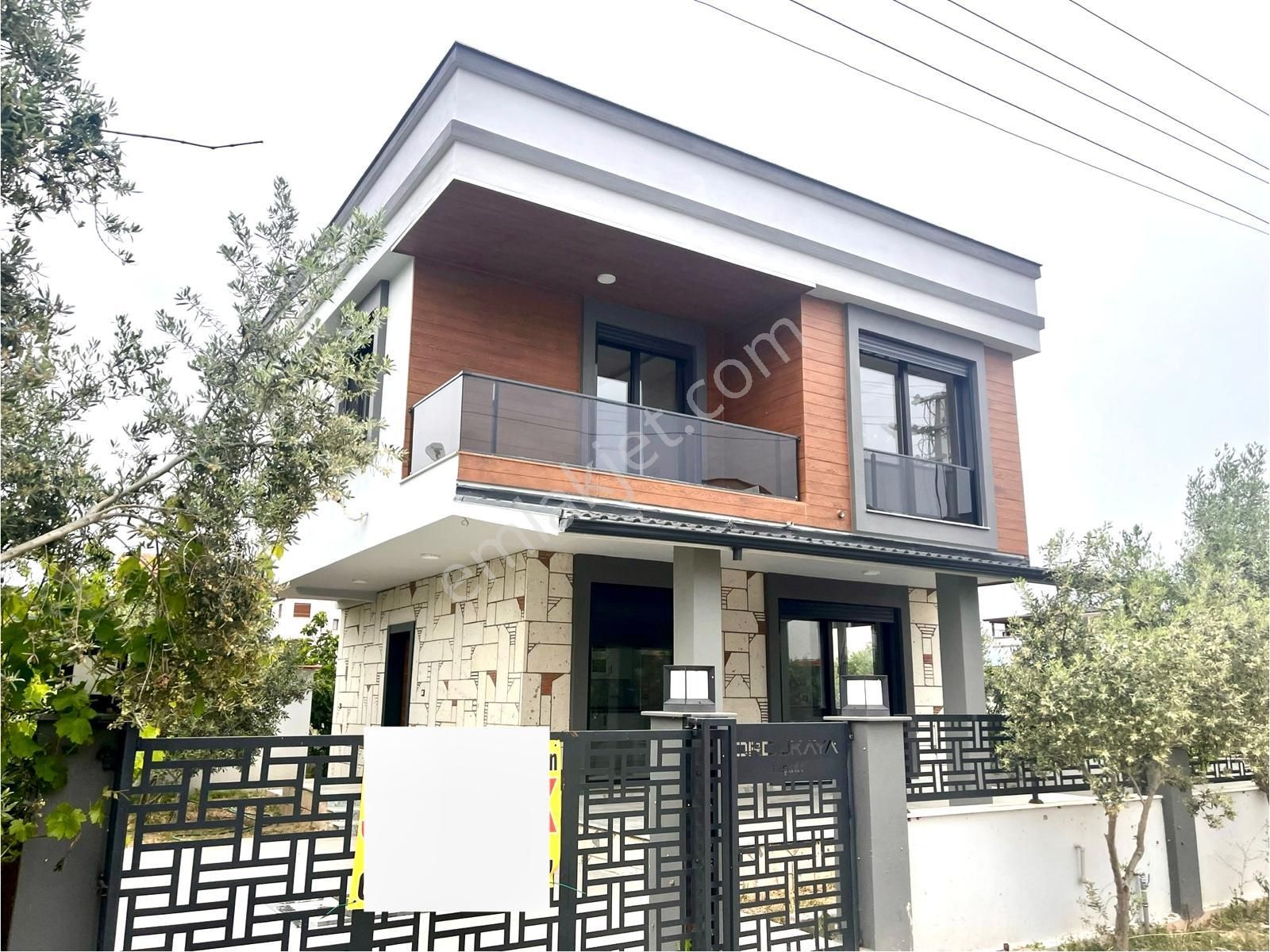 Yörükoğlu Emlaktan 250 Metre İçinde Tek Müstakil Villa