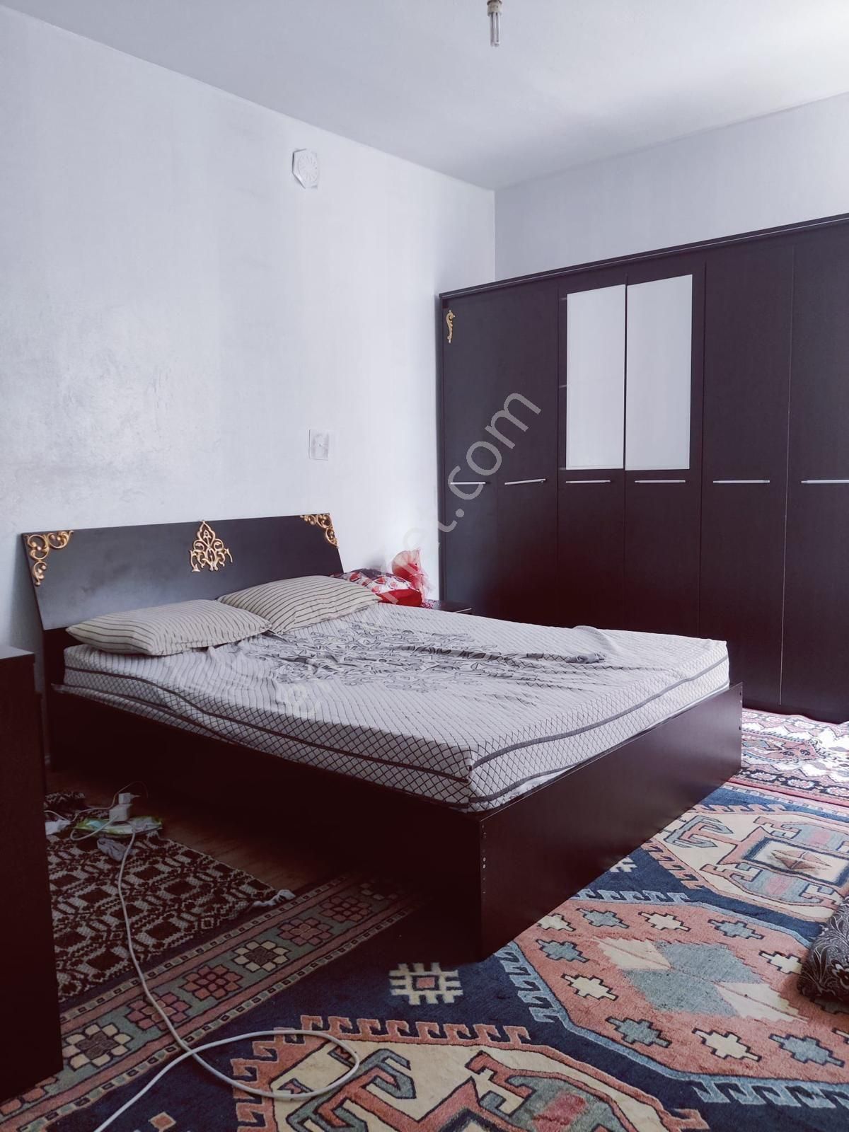 İhsaniye Mah Barbaros İlkokulu Çevresi 4/2si 3+1 140 M2 Bakımlı Bireysel Kombili Satılık Daire