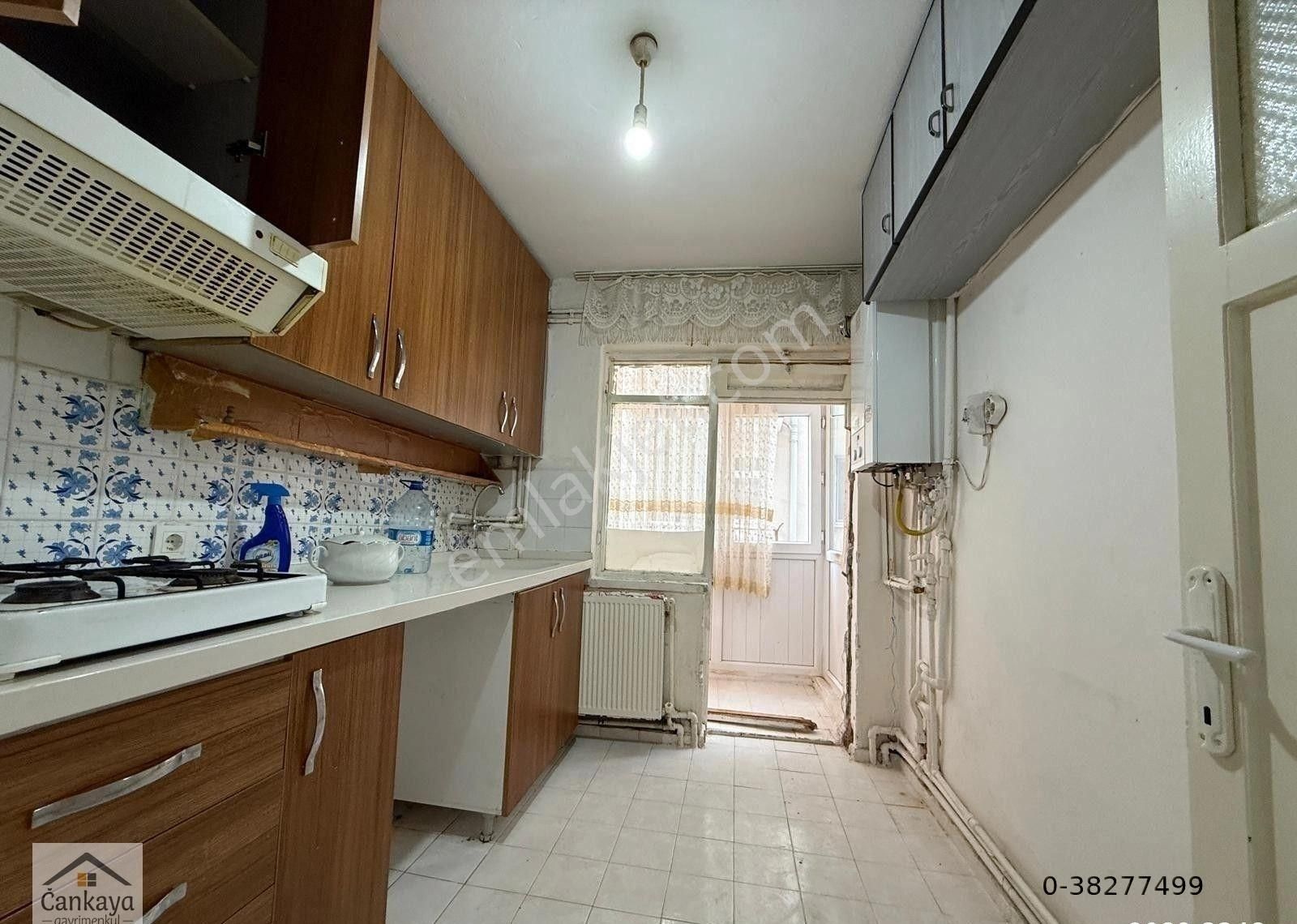 Çankayadan Çetin Emeç Yakını Sokullu Caddesi Yanı Ara Kat Konumunda Balkonlu 3+1 Mantolamalı Kombili