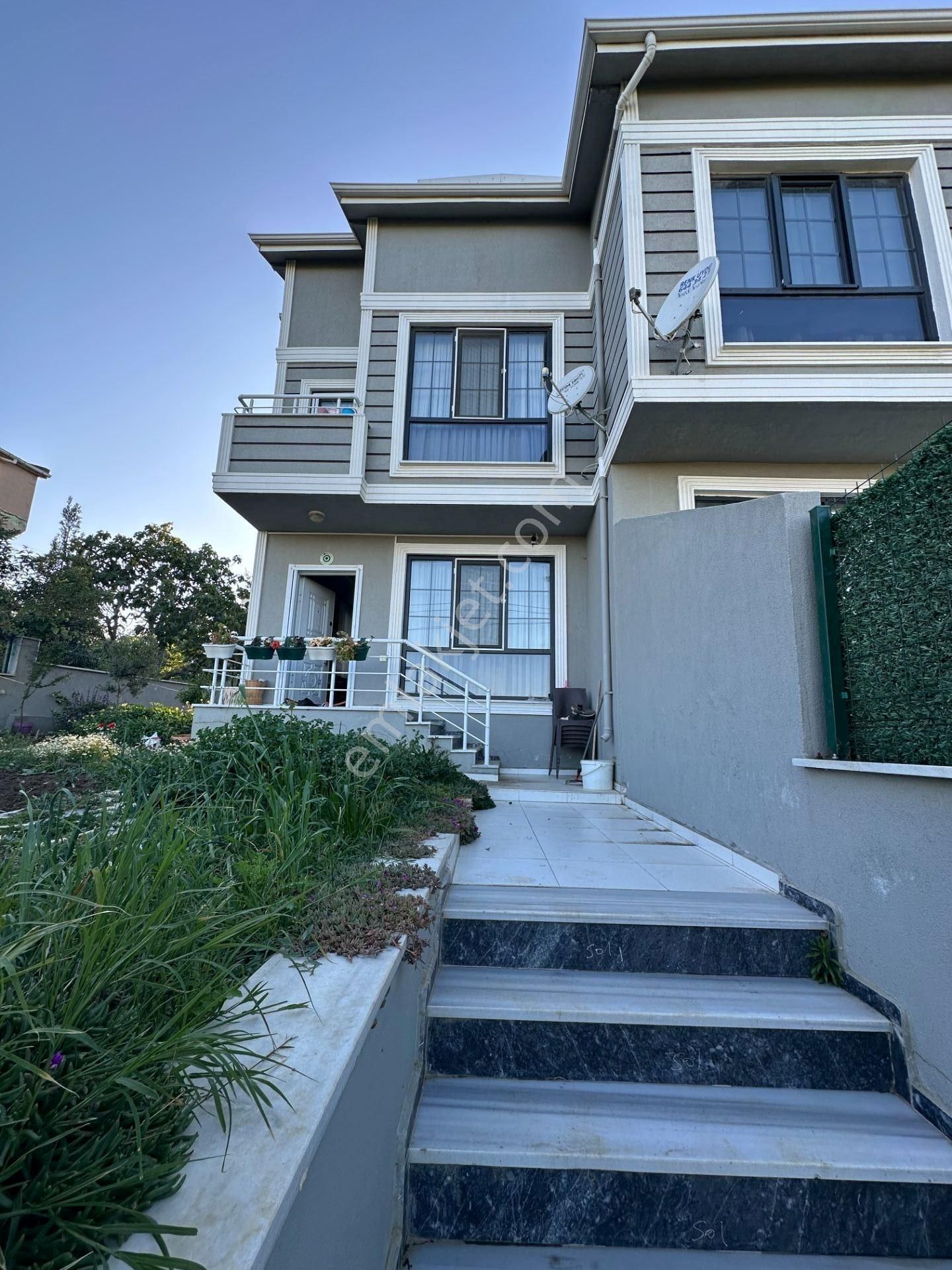 Marmara Ereğlisi'nde Deniz Manzaralı Triplex Villa