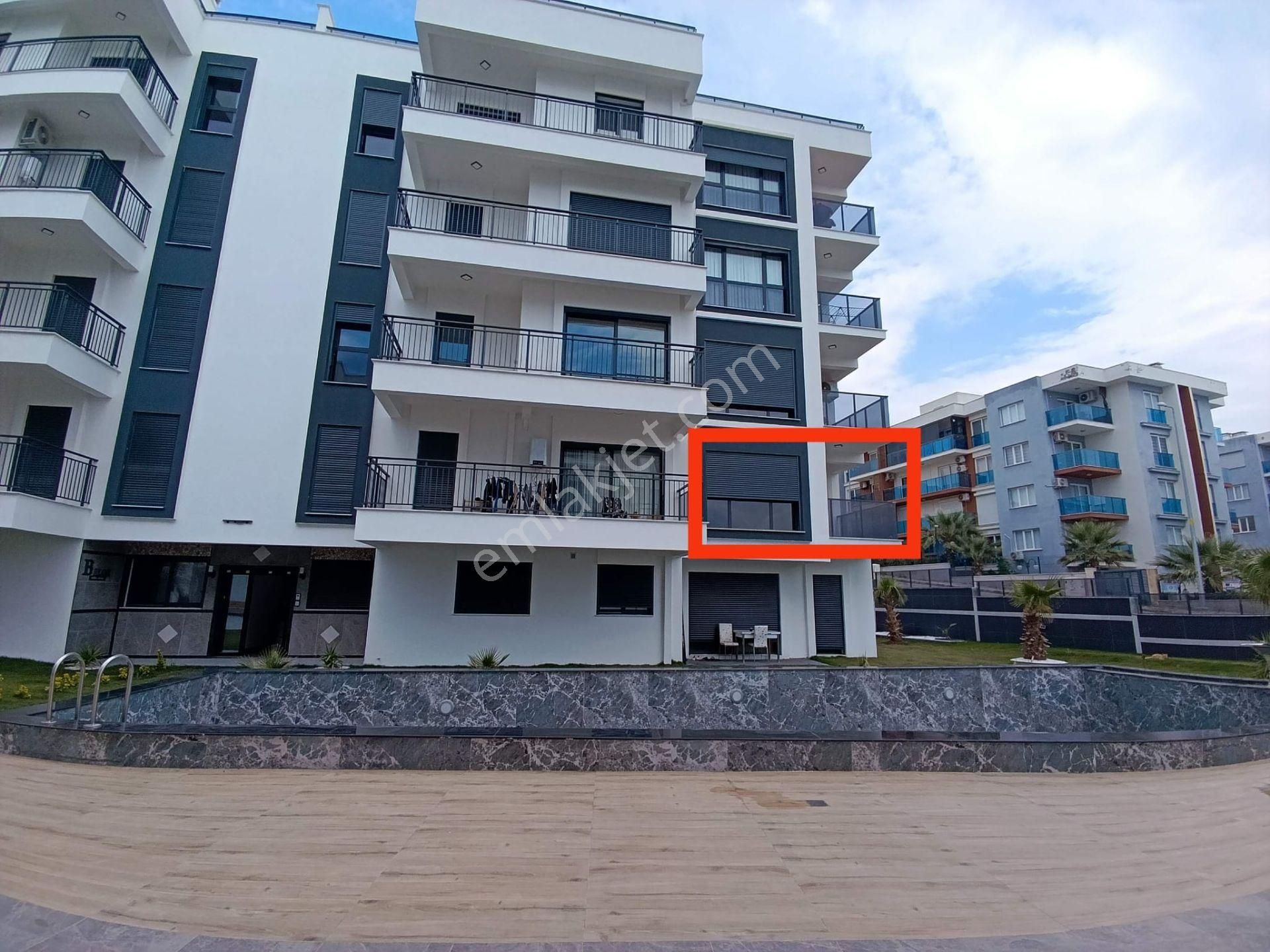 Kuşadası'nda Sıfır,ebeveyn Banyolu, 2+1,havuzlu Site,kapalı Otoparklı