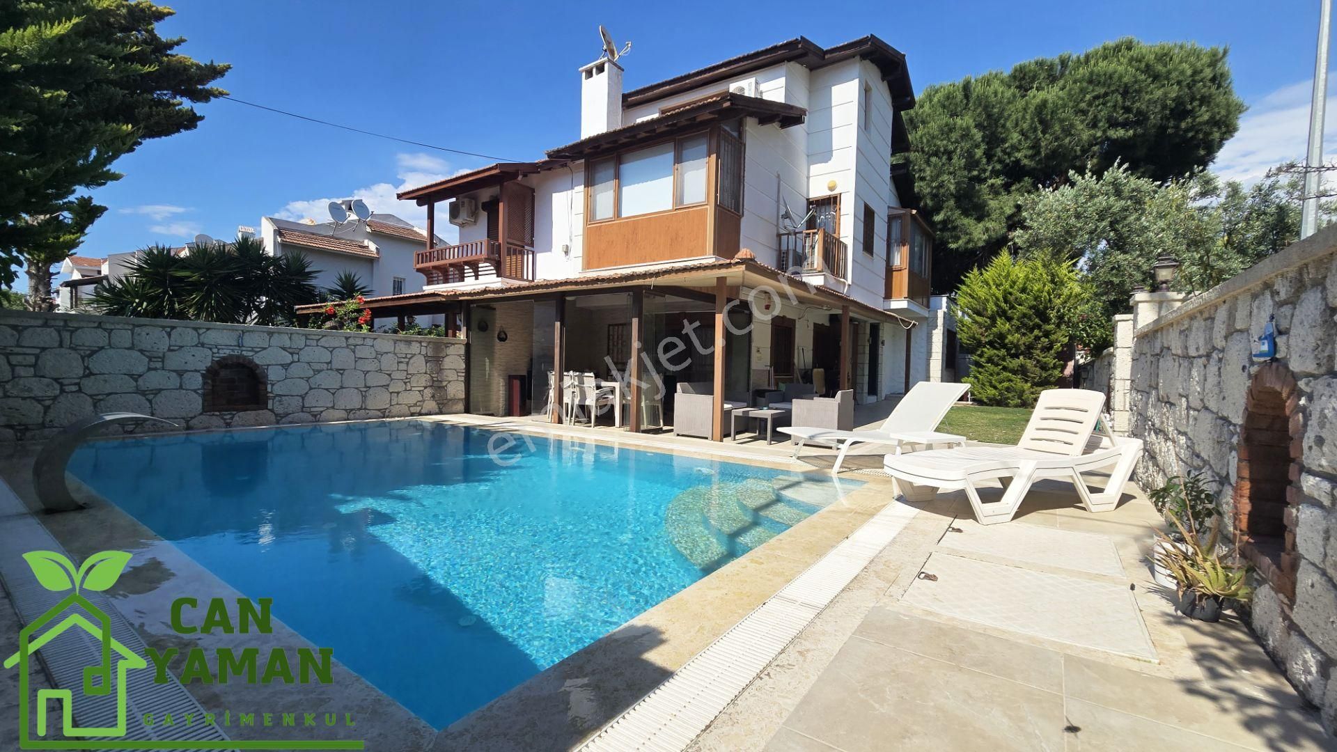 Alaçatı Çamlık Yol Arkası 3+1 Havuzlu Eşyalı Bahçeli Villa