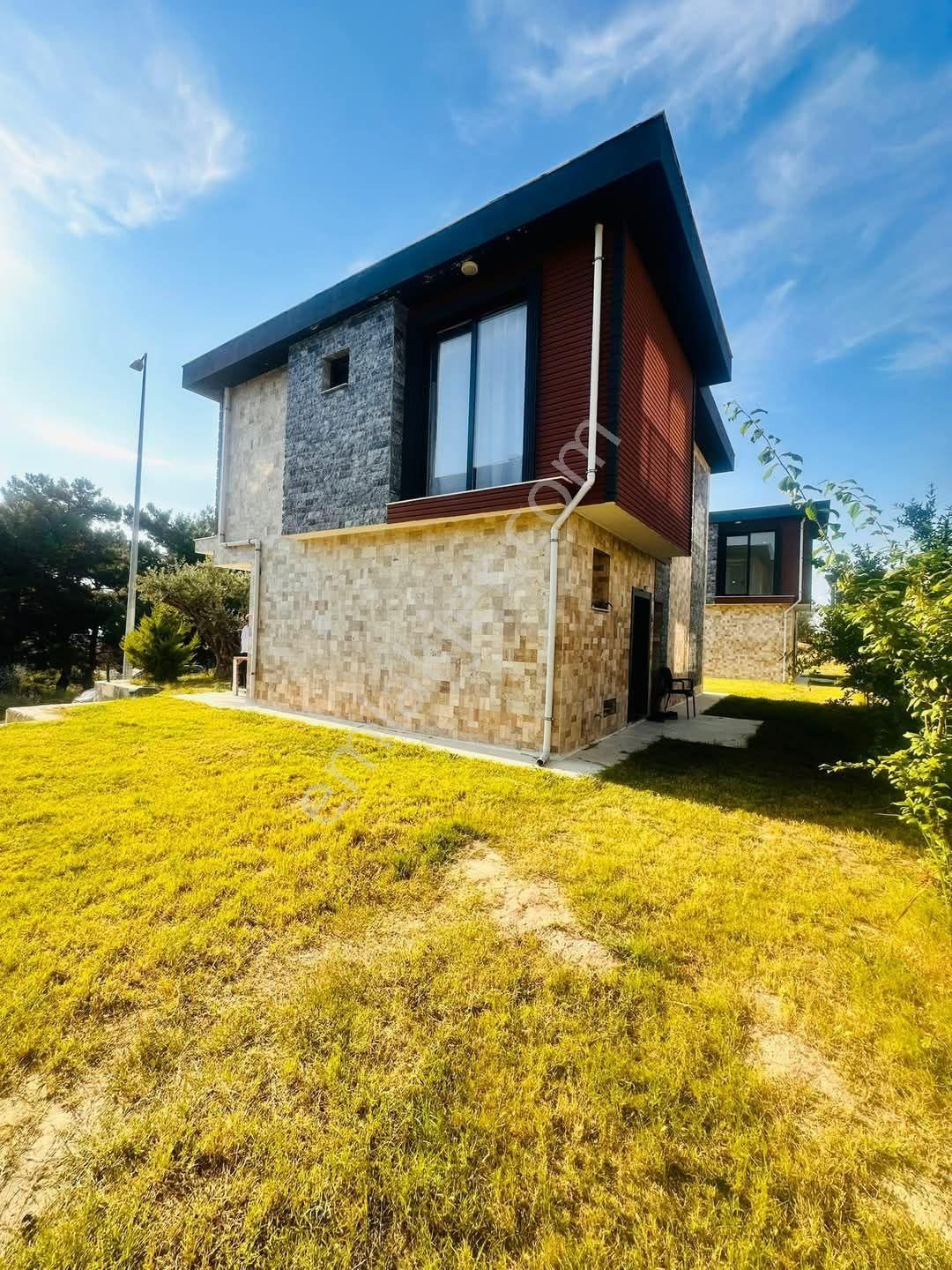 Kuşadası Davutlar'da 3+1 Tam Müstakil geniş Bahçeli satılık Villa
