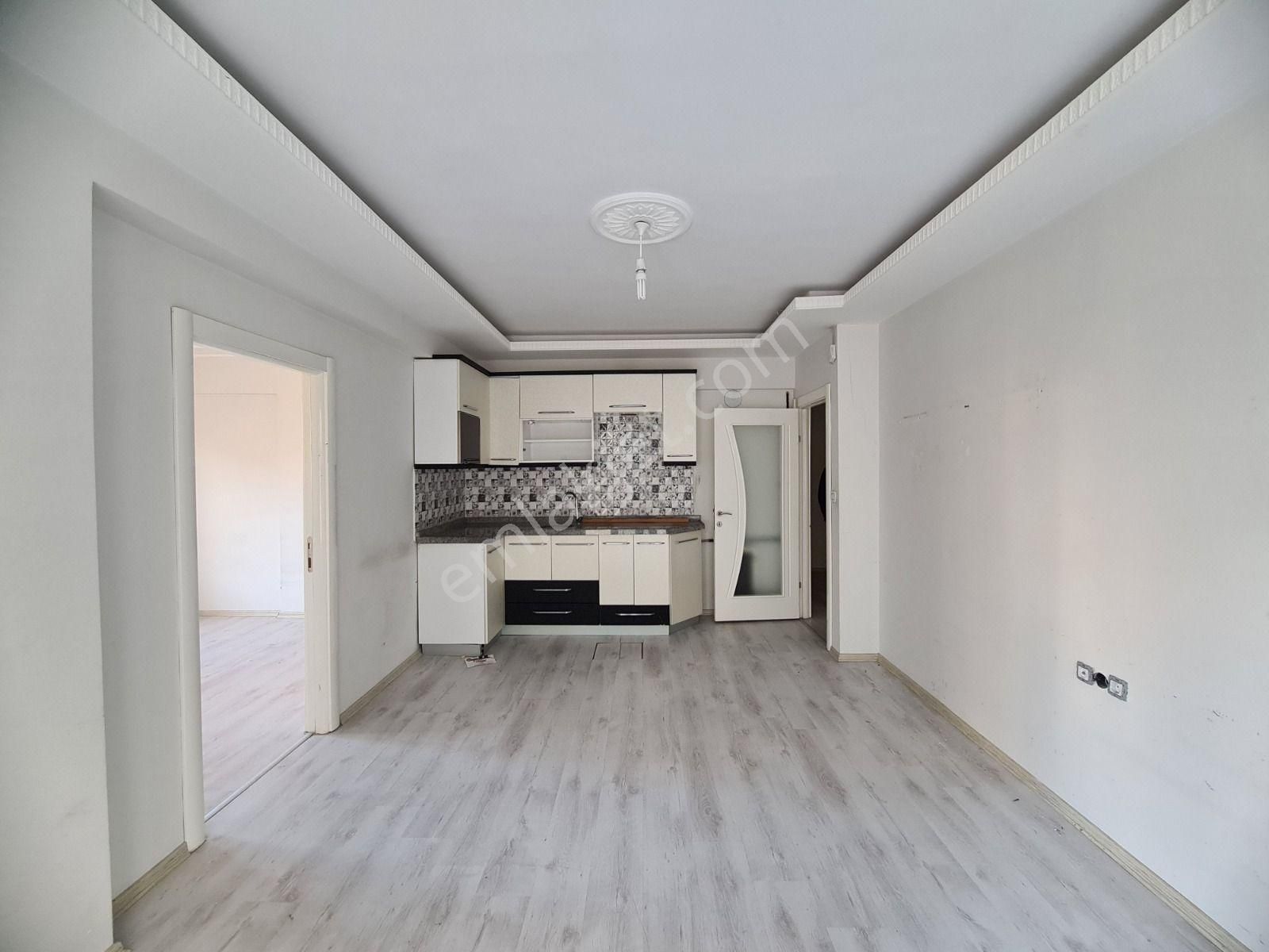 Yükseltepe'de Cadde Üzeri Park Manzaralı Geniş Balkonlu 2+1
