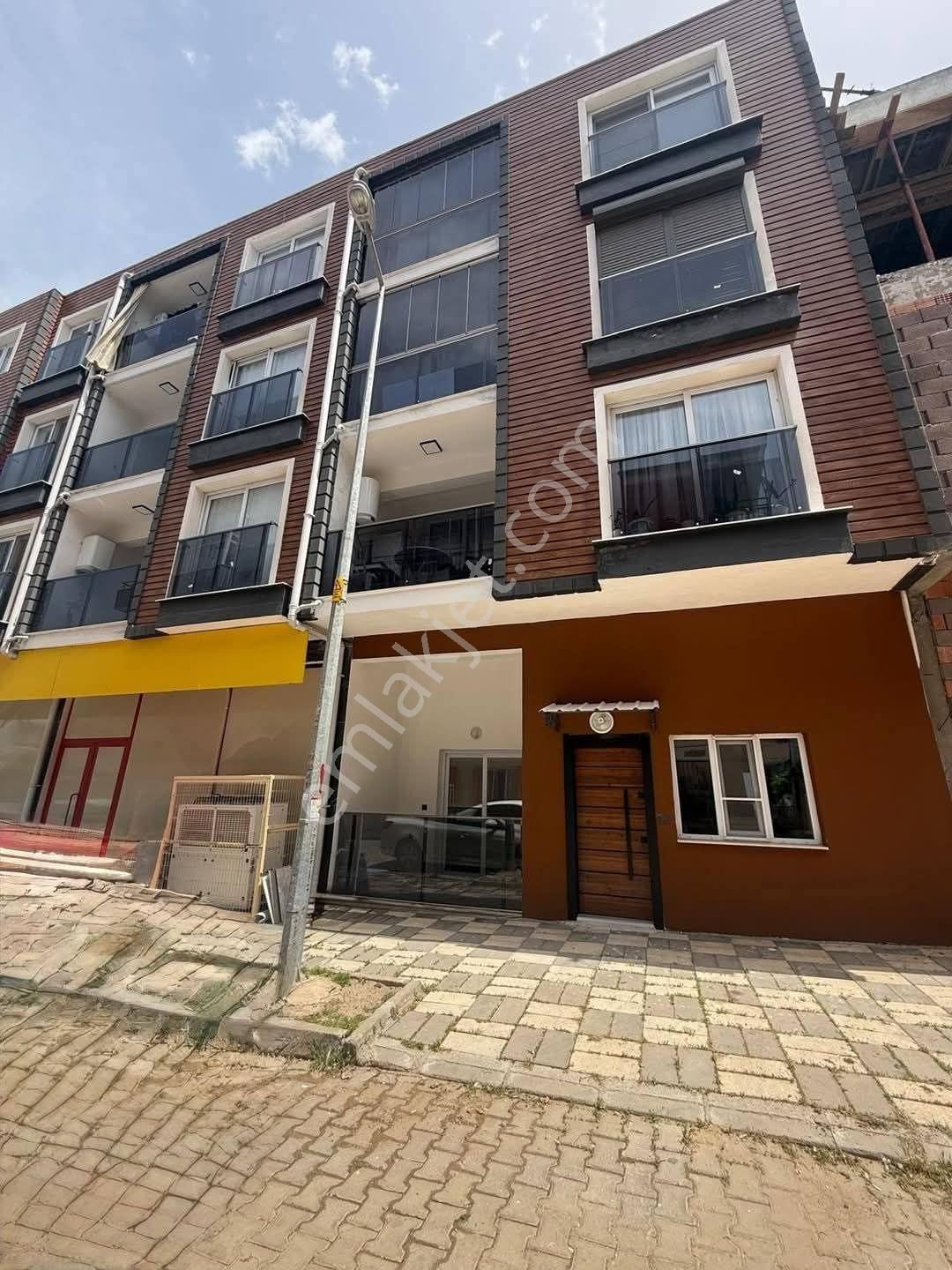 Kuşadası Davutlar'da Cadde Üzerinde Geniş Balkonlu Geniş 1+1