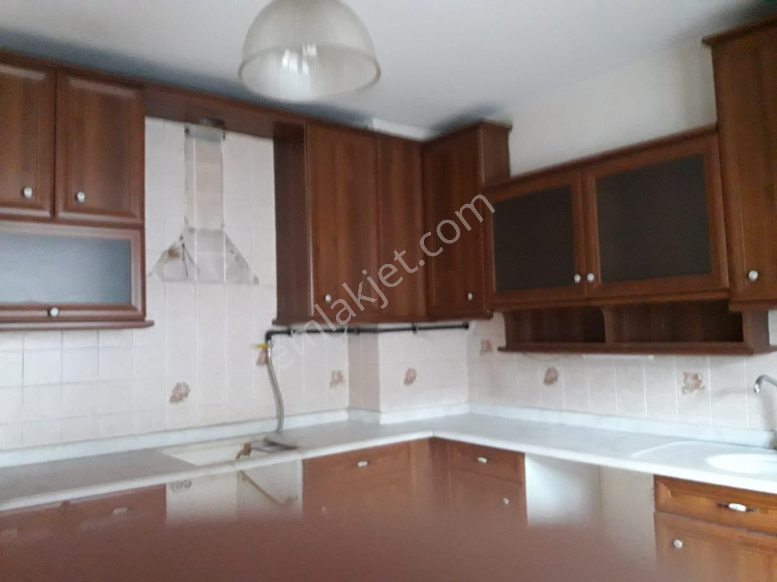 Eskişehir Yunus Emre Caddesi Fahriye Onat Apartmanı