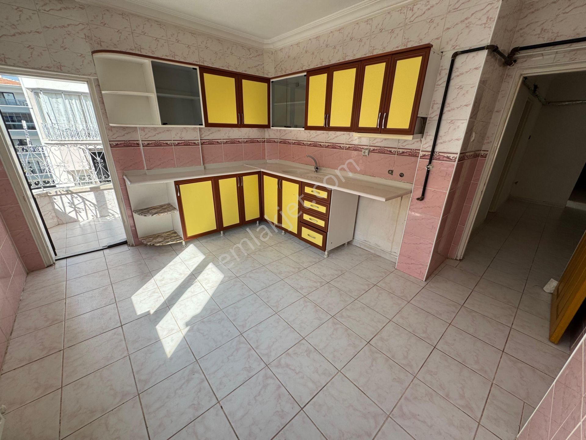 Evim Emlak'tan Menderes'te Site İçinde 3+1 3. Kat-ara Kat Daire