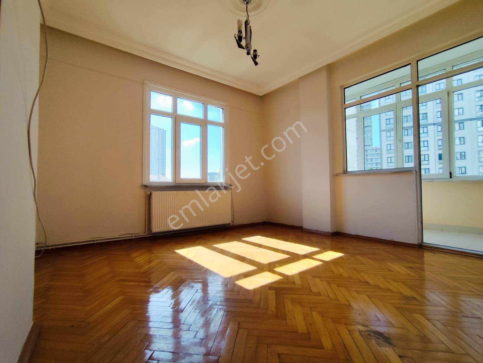 Mertcan Dan Yakacık Meydana Yürüme Arakat 3+1 Çift Balkonlu Kiralık