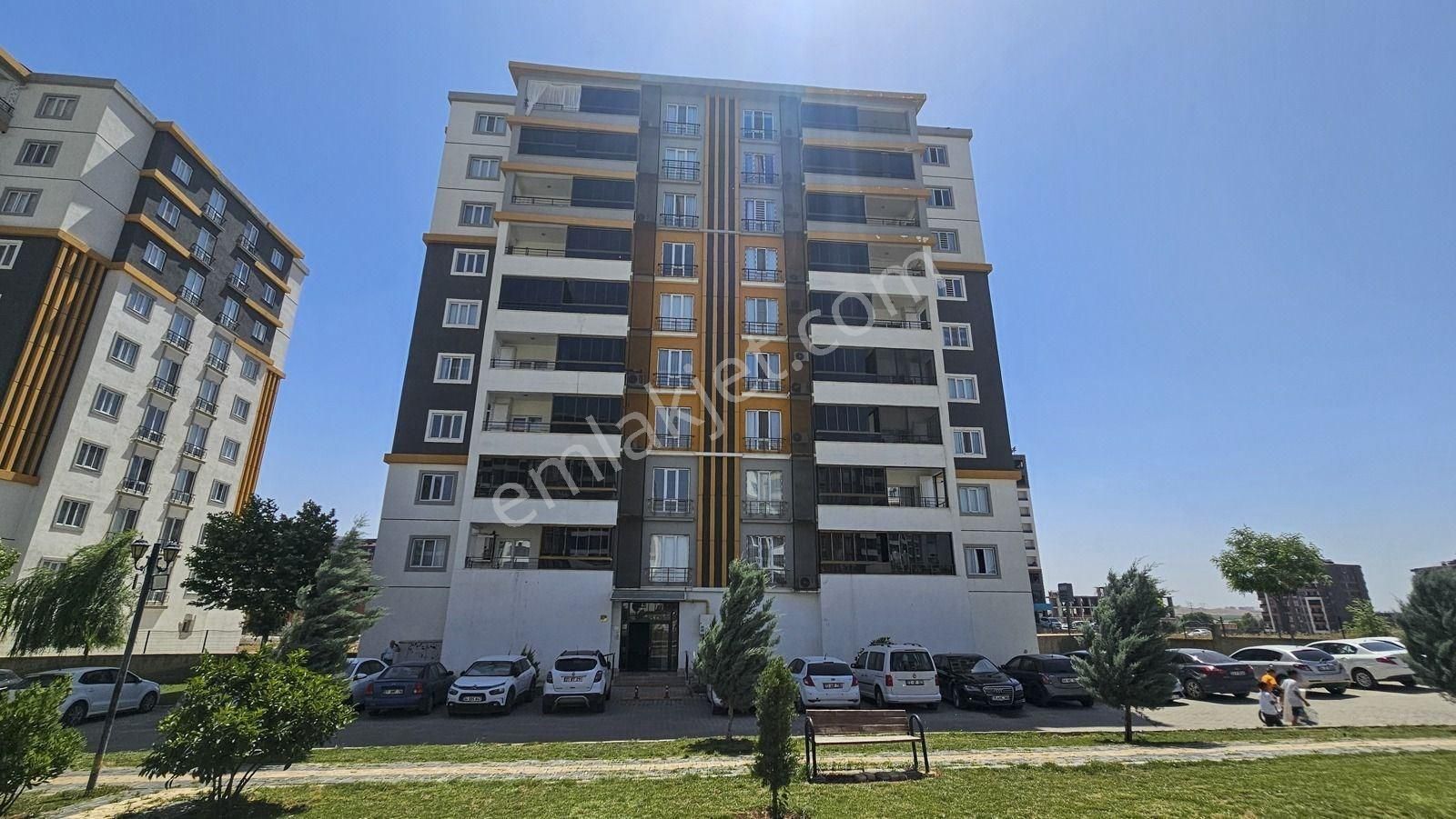 Emlak 72 Den Hasankeyf Yolu Üzeri Site İçerisinde (3.5+1) Satılık Lüks Daire