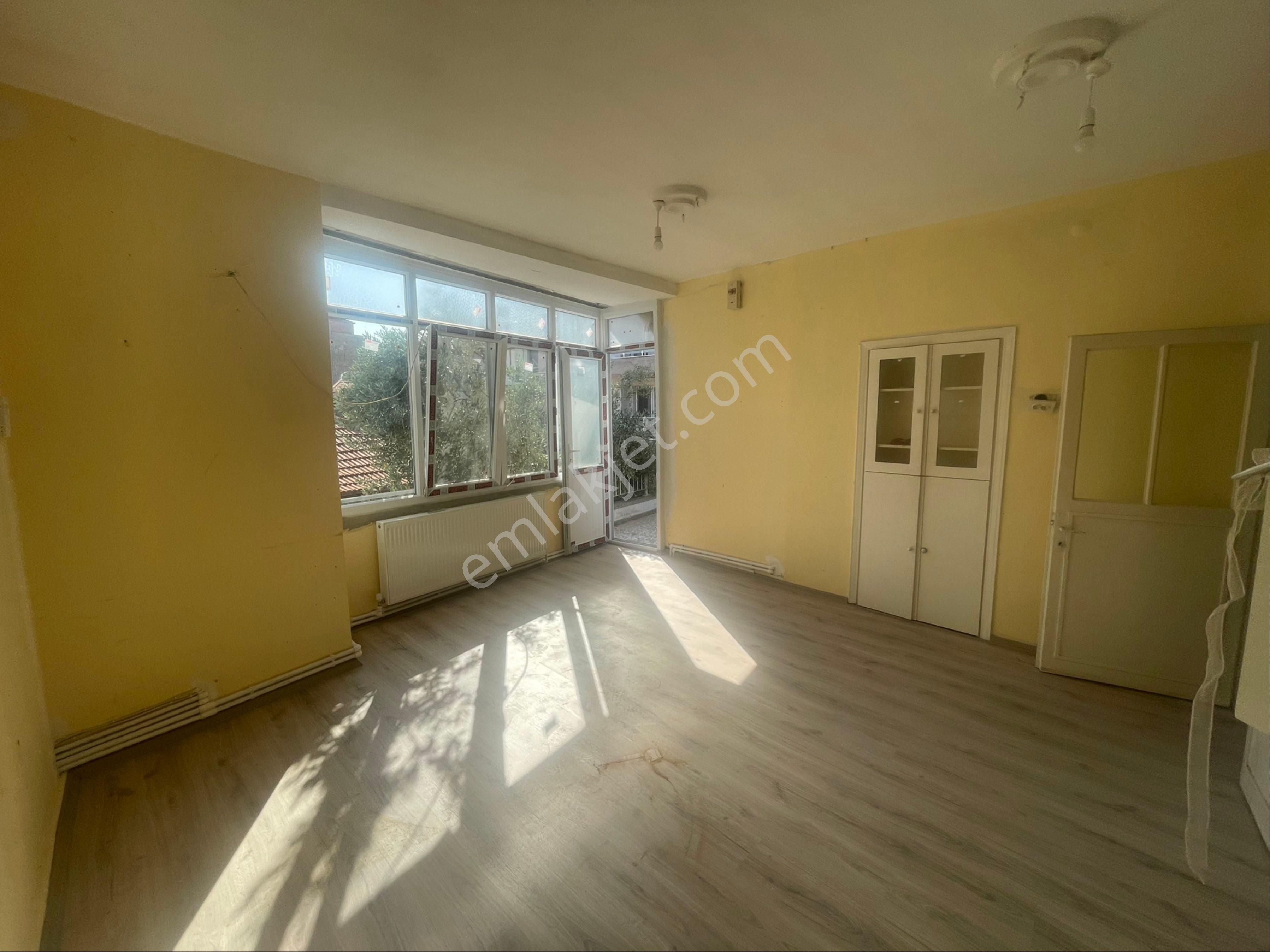 Çiğlide Kiralık Doğalgazlı Balkonlu Çift Banyolu 2+1