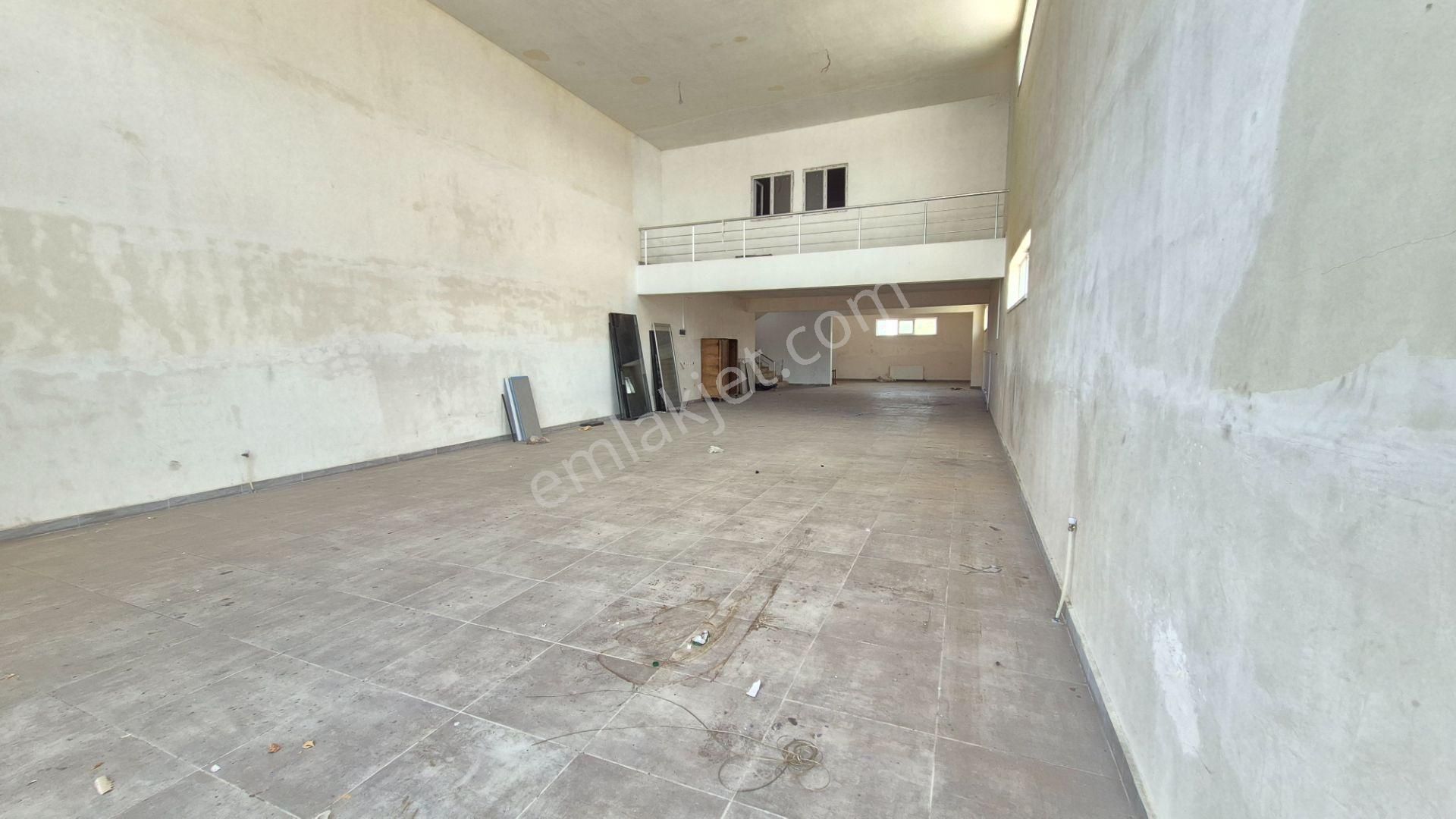 Yakacıkta Cadde Üzeri 270 M2 Kiralık İşyeri