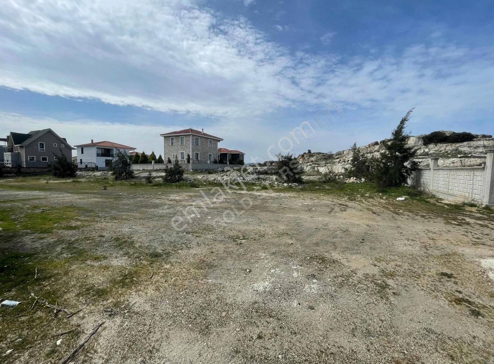 Foça Gerenköy Anayol Üzerinde 300 M2 İmarlı Satılık Arsa - Görsel 2