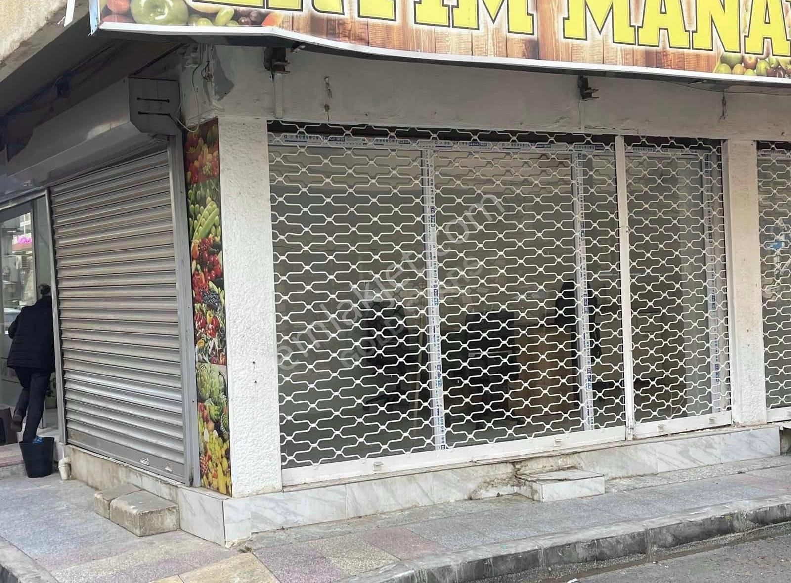 Güzelyalıda Merkezi Konunda Satılık Köşe Dükkan
