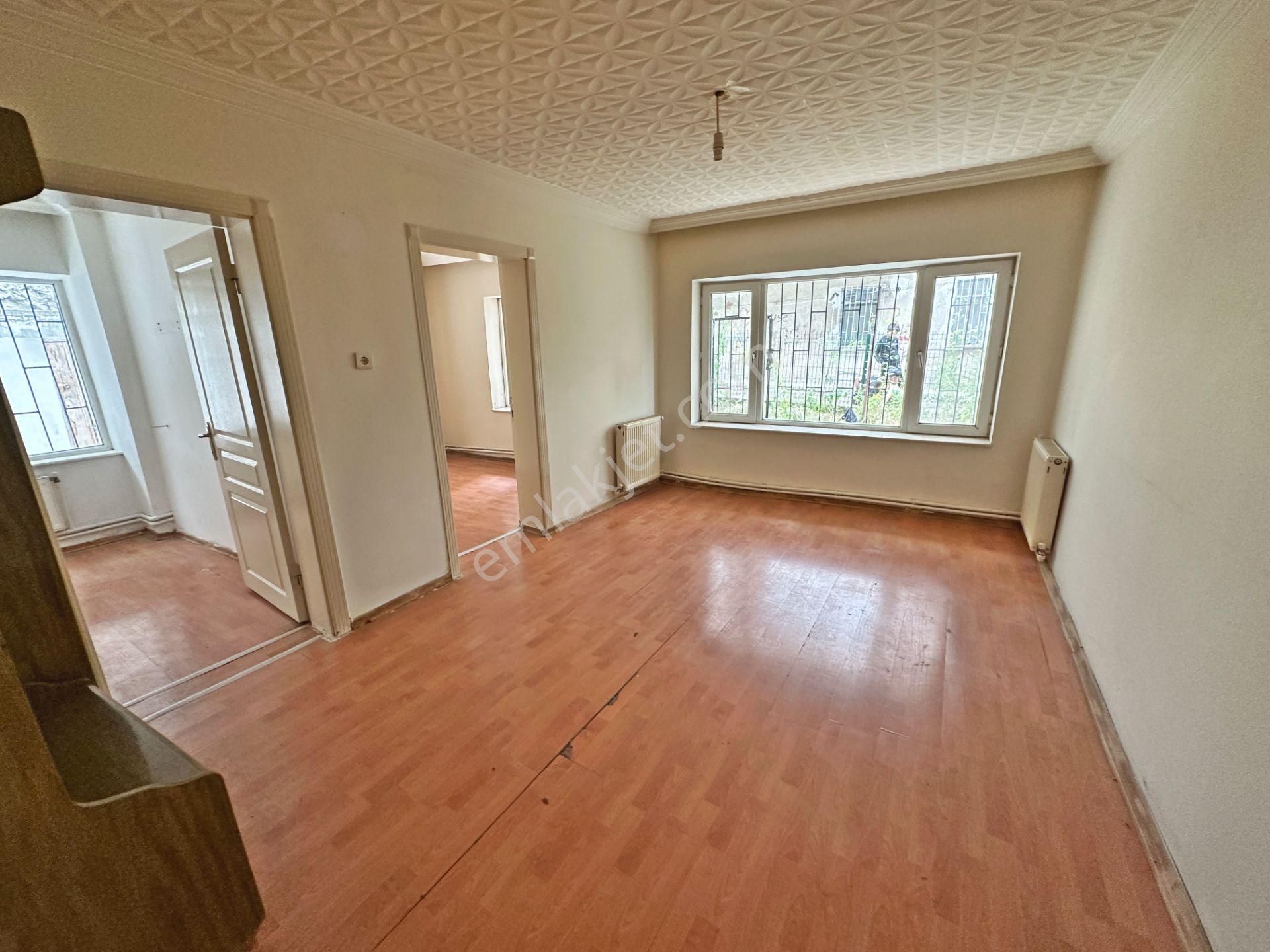 Şafaktepe Mahallesinde Giriş Katta Bakımlı 3+1 Satılık Daire
