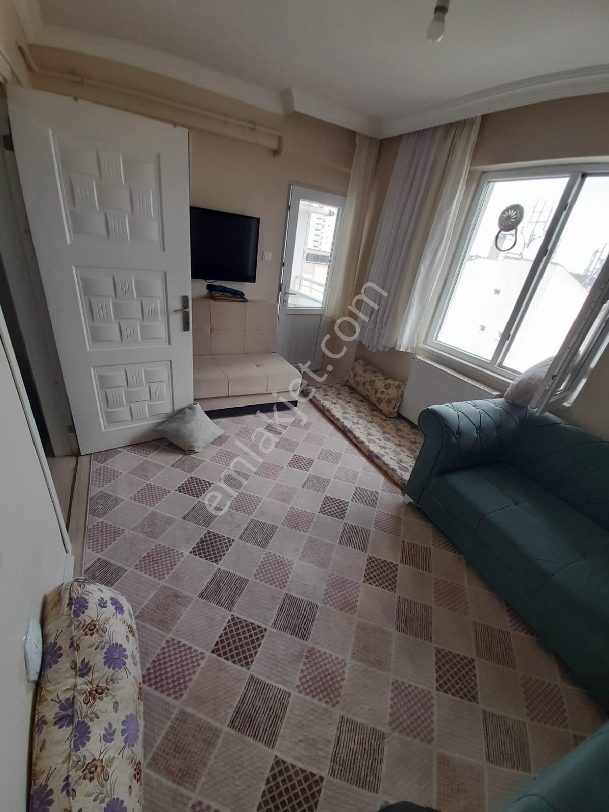 1+1 Eşyalı Balkonlu Merkezde Daire