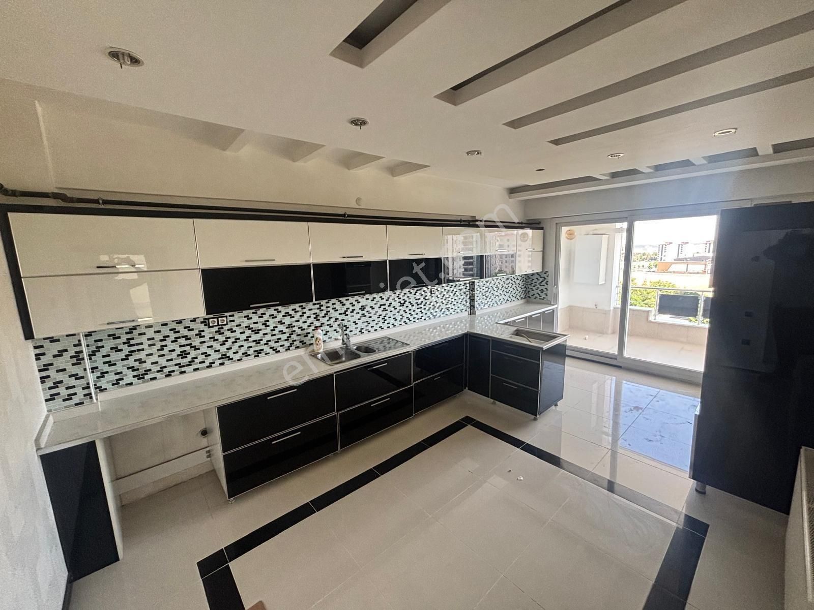 Diyarev Gayrimenkulden Acil Satılık 4+1 Daire
