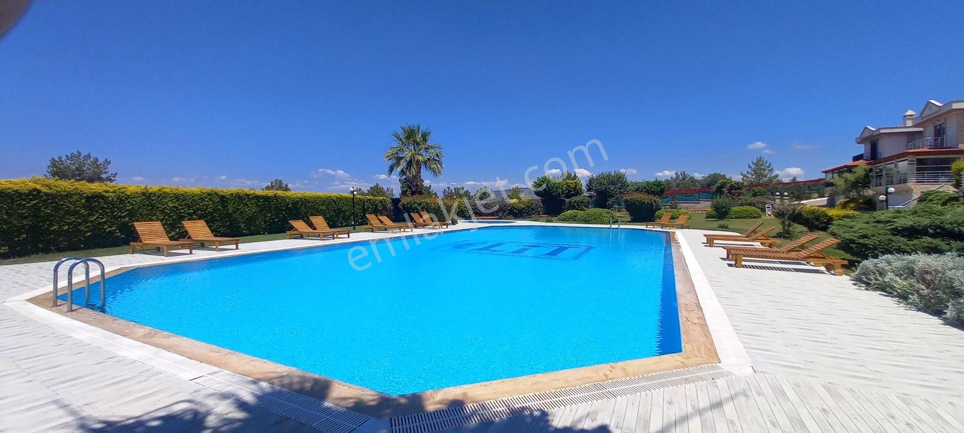 Kuşadası'nda Sezonluk(1+0)özel Yapım 1 Kişi(bayana)yazlık Kiralık Stüdy0 Havuzlu Plaja Yakın Güvenli