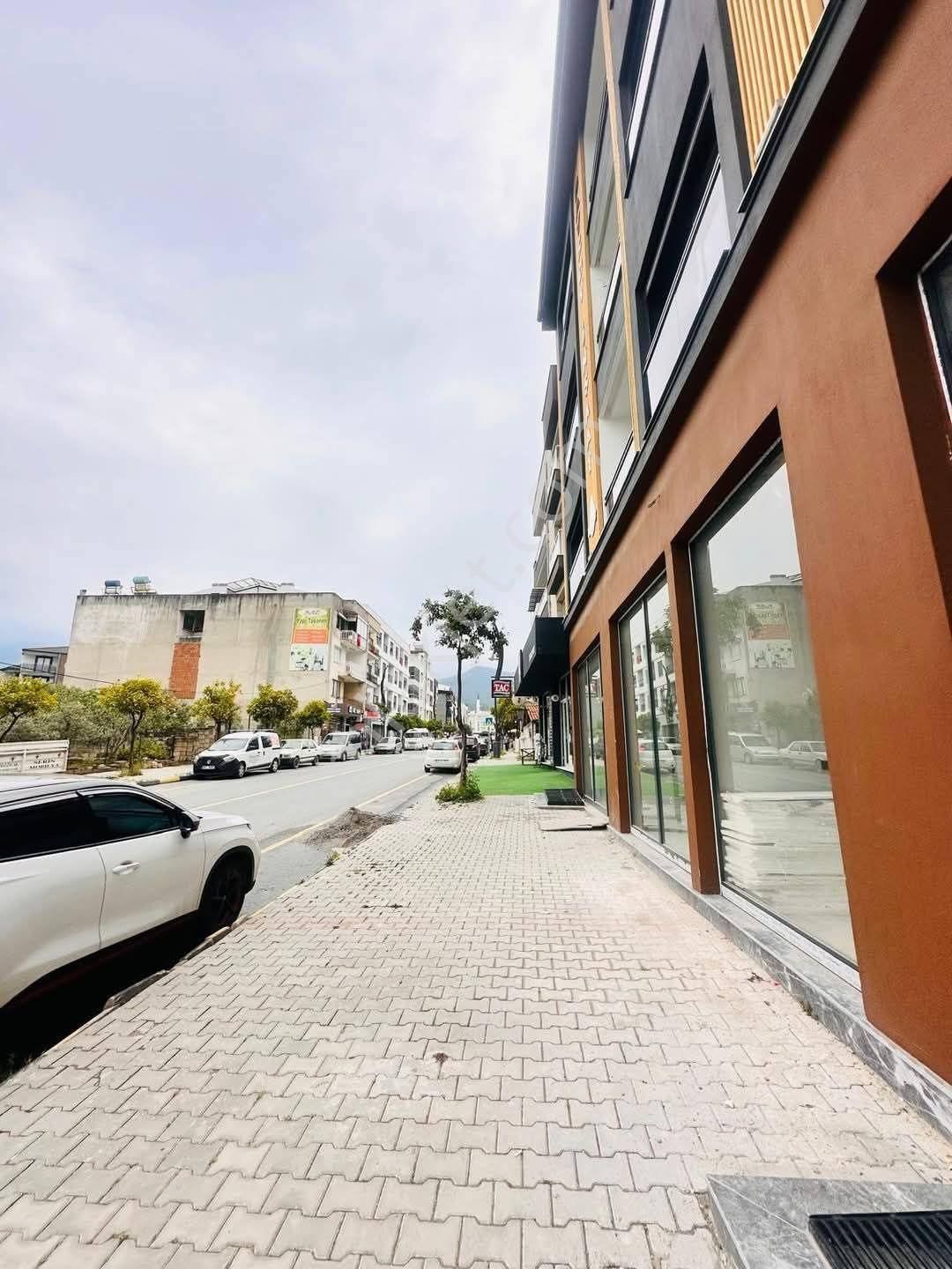 Kuşadası Davutlar'da Cadde Üzerinde Sıfır Bina Asansörlü 2+1 Giriş Üstü 1. Kat Satılık Daire