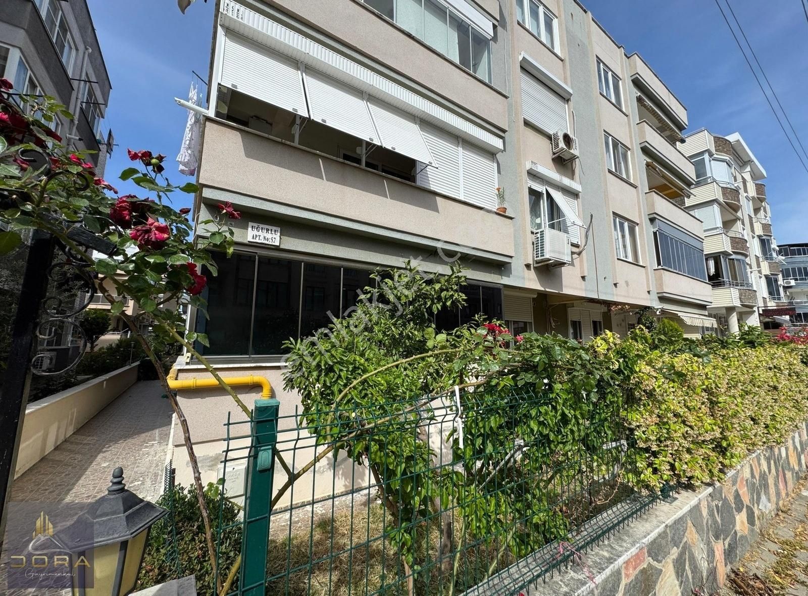 Dora Dan Satılık Altınkumda Denize 200mt Pazar Sokağında 2+1