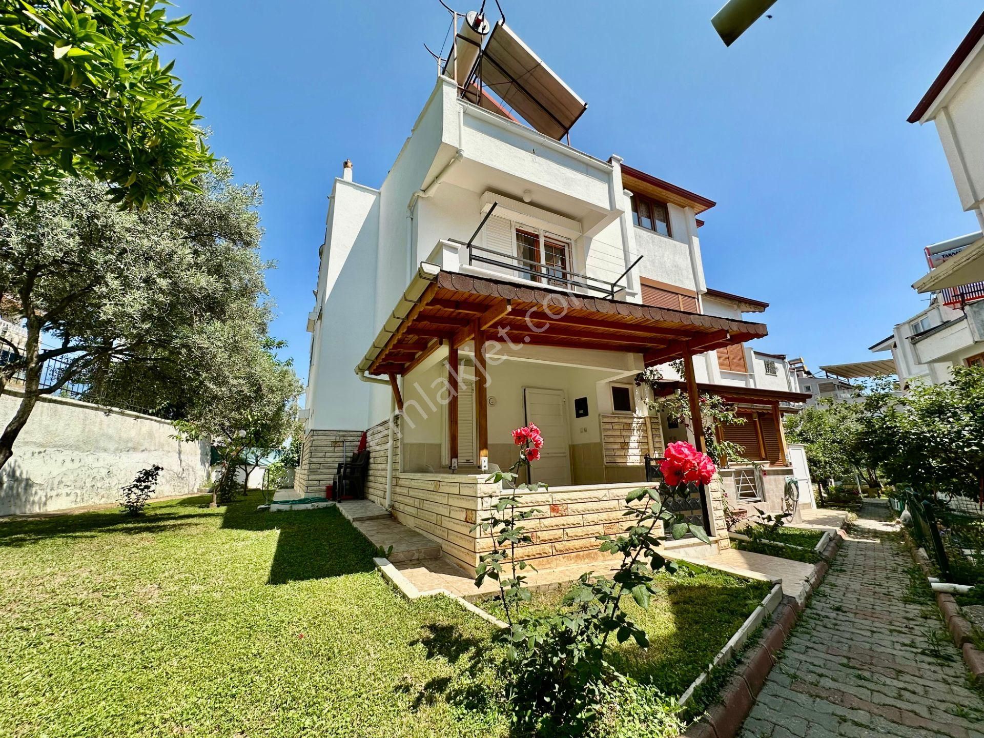 ꧁akçay Ay Emlaktan꧂altınolukta**eşyalı**denize 200 Mt Geniş Teras Ve Bahçeli Satılık 3+1 Köşe Villa