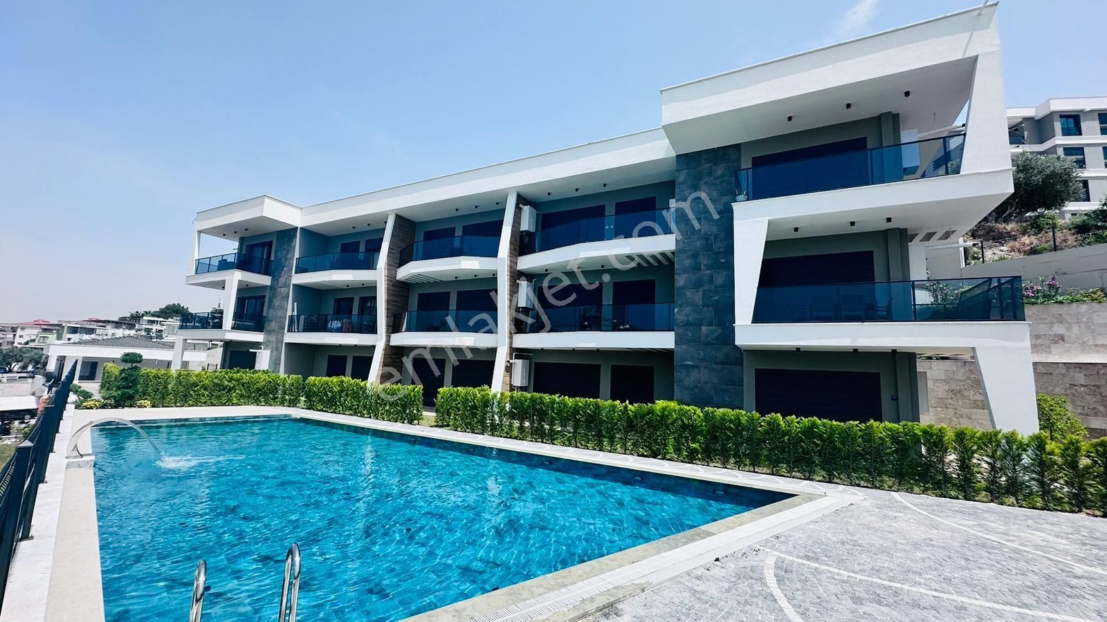 Kuşadası Kadınlar Denizi'nde 1+1 Teraslı Havuzlu Sitede Deluxe Daire