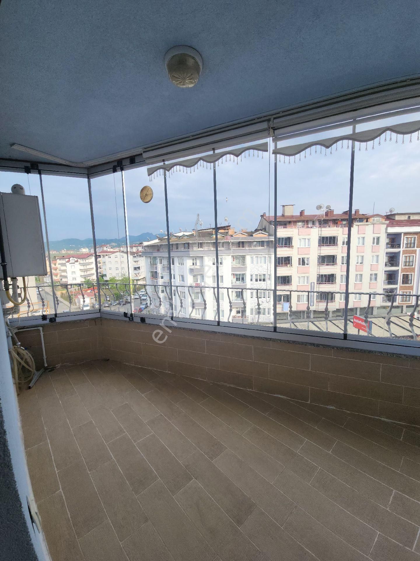 Kiralık 3+1 180 M2 Karşıyaka Ulus Caddesinde Asansörlü Geniş Daire