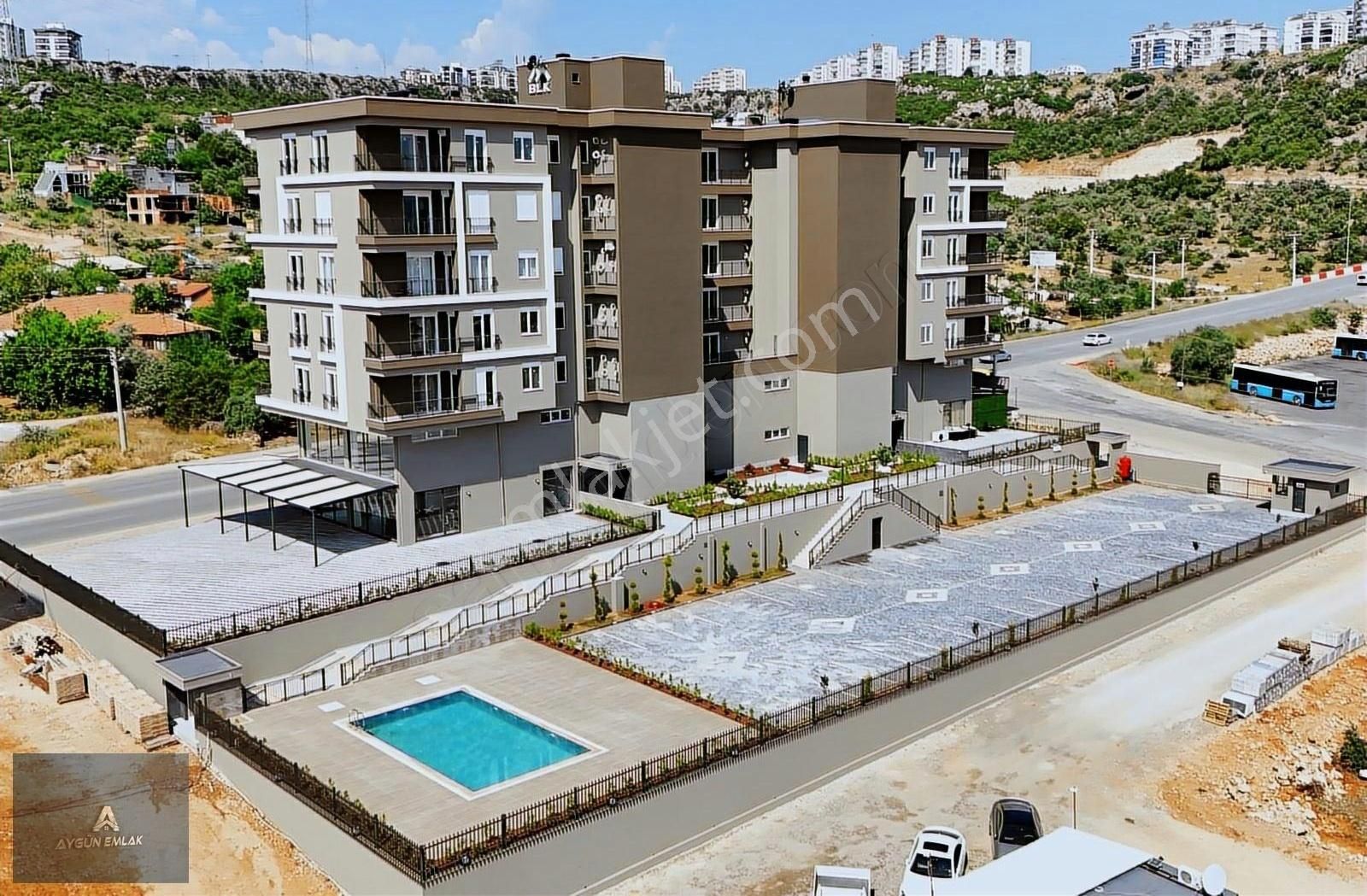 Doğa Ve Şehir Manzaralı Havuzlu Lüks Konsept Satılık Daire