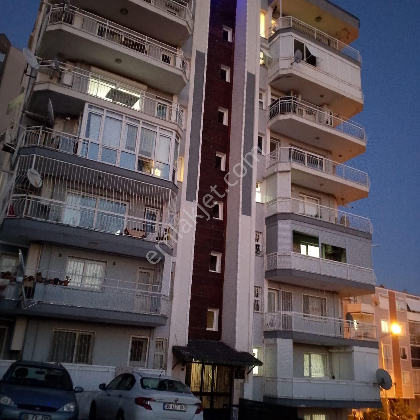 İzmir Karabağlar'da Deniz Manzaralı 3+1 Asansörlü Daire ( Fırsat)