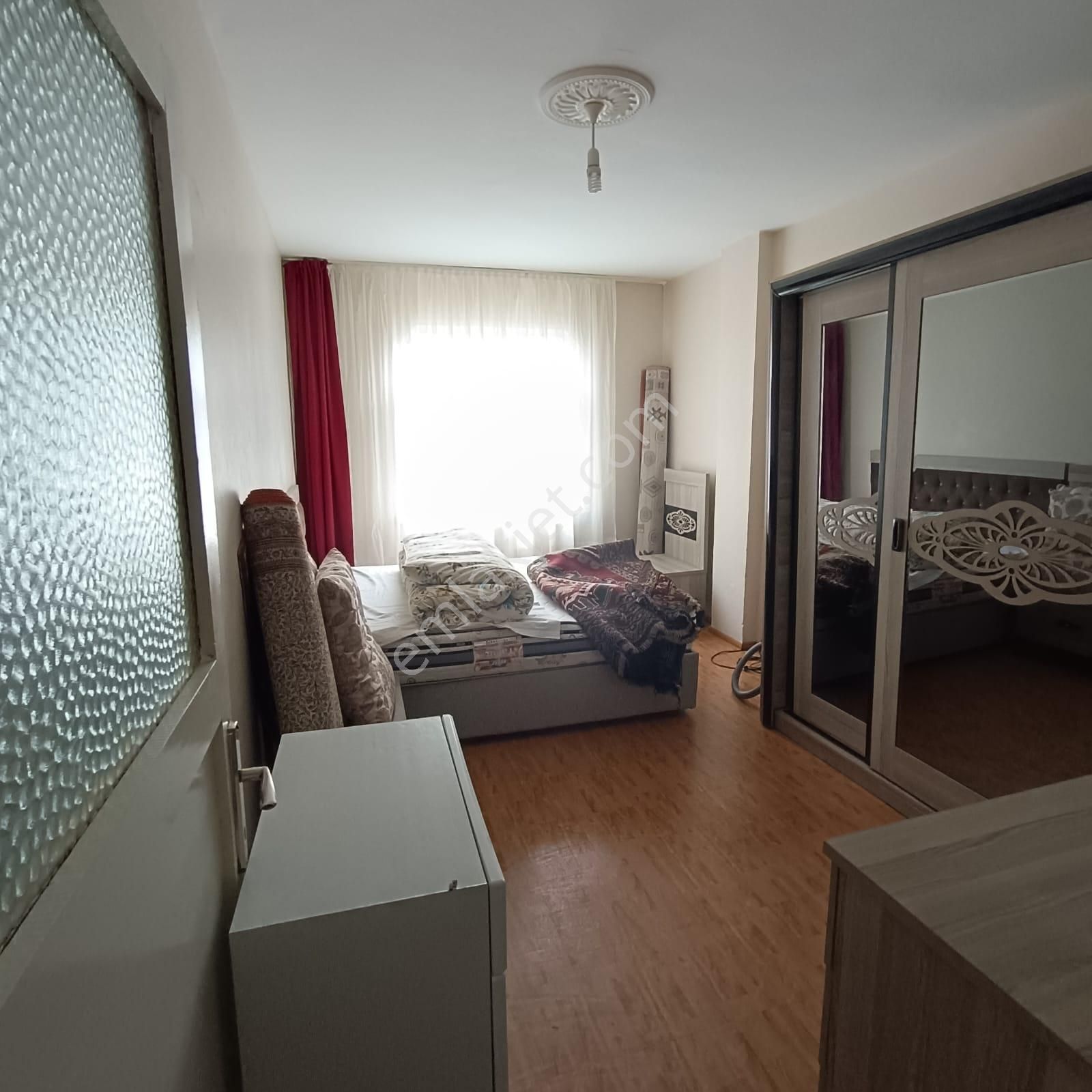 Esenler Havaalanı Mahallesi Kadın Doğum Hastanesine Yakın 1+1 Ara Kat Full Eşyalı