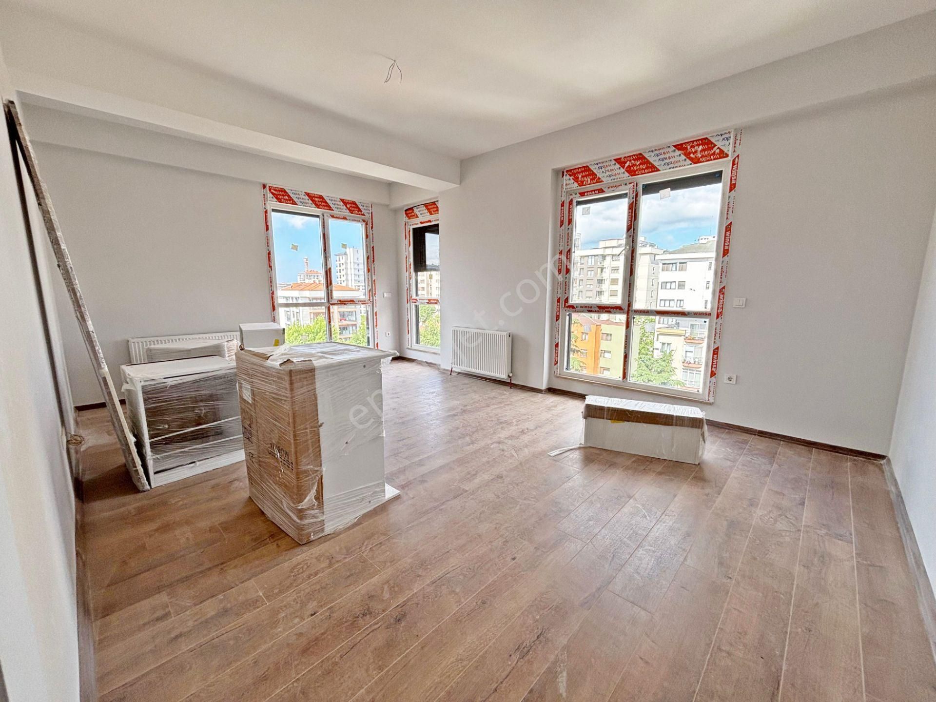 Suadiyede Güvenlikli Ve Yüzme Havuzlu Sitede 2+1 Sıfır Daire Emlak Masası
